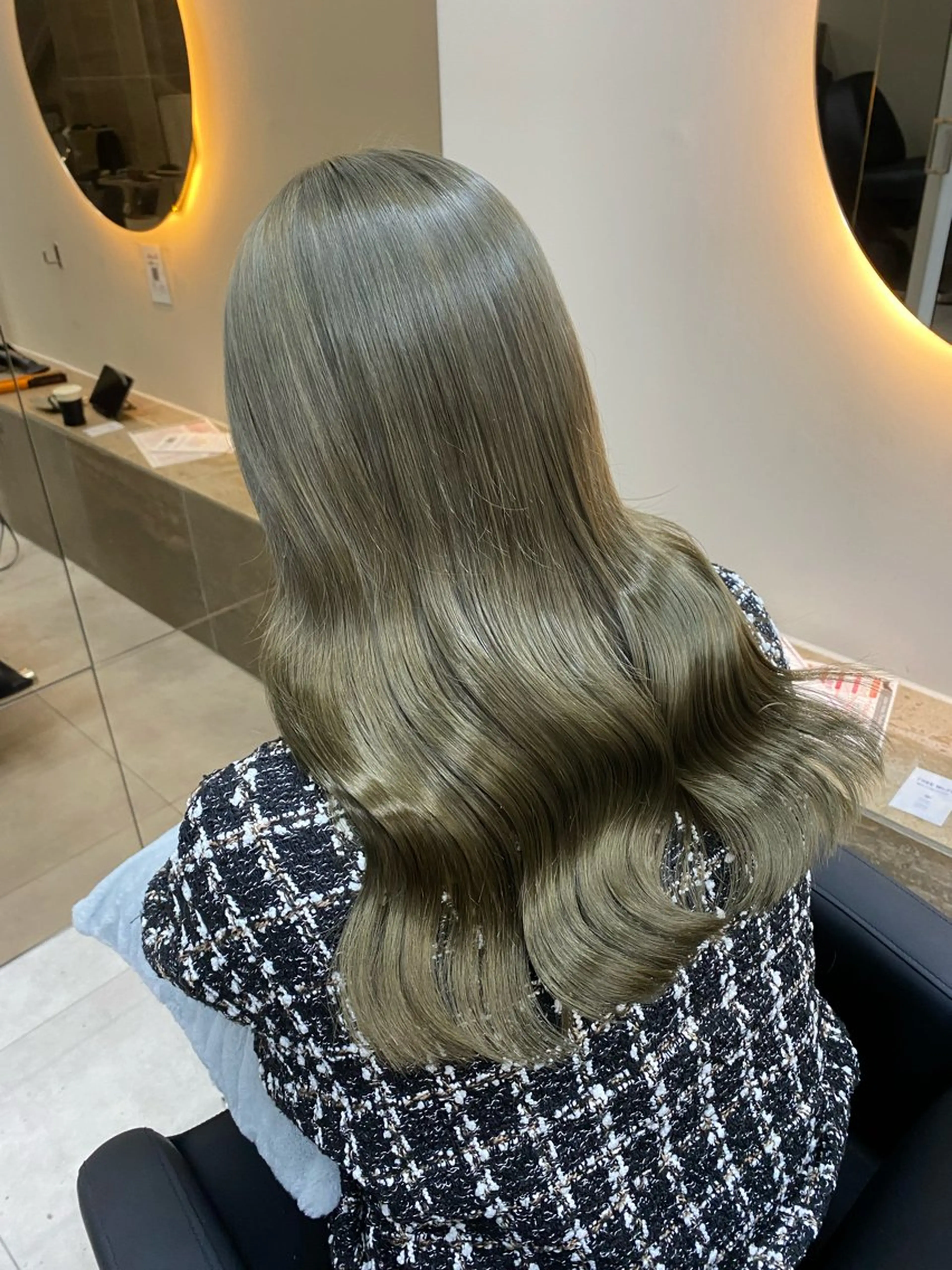 ロング カラー グレージュ オリーブグレージュ オリーブグレー 「似合わせ/髪質改善 《ワタル》」のヘアスタイル