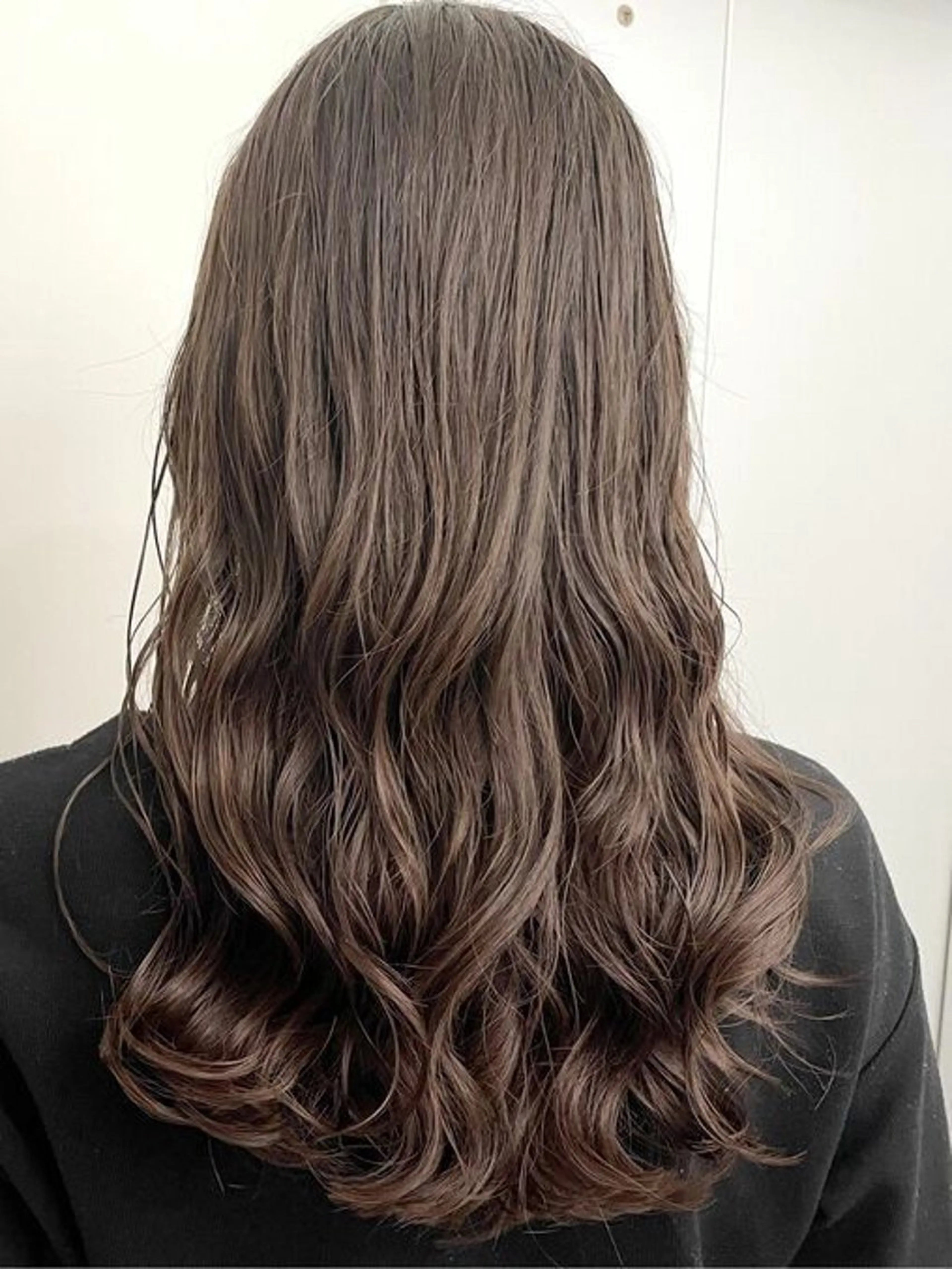 ロング パーマ 曲がる縮毛矯正 センターパートのヘアスタイル