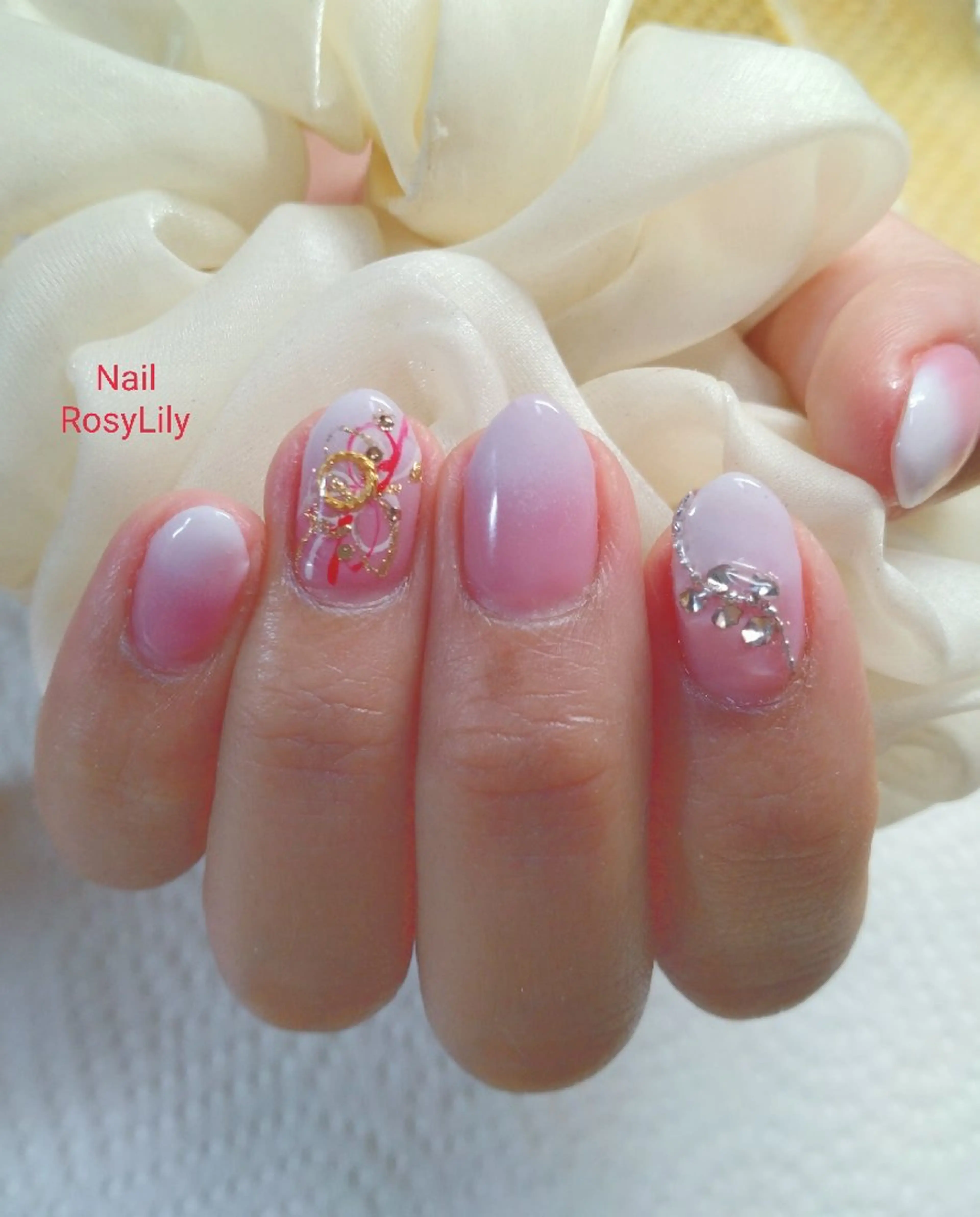 ネイル グラデーション ピンク ホワイト ハンドネイル ハンドケア プライベートサロン Rosy Lilyのネイルデザイン