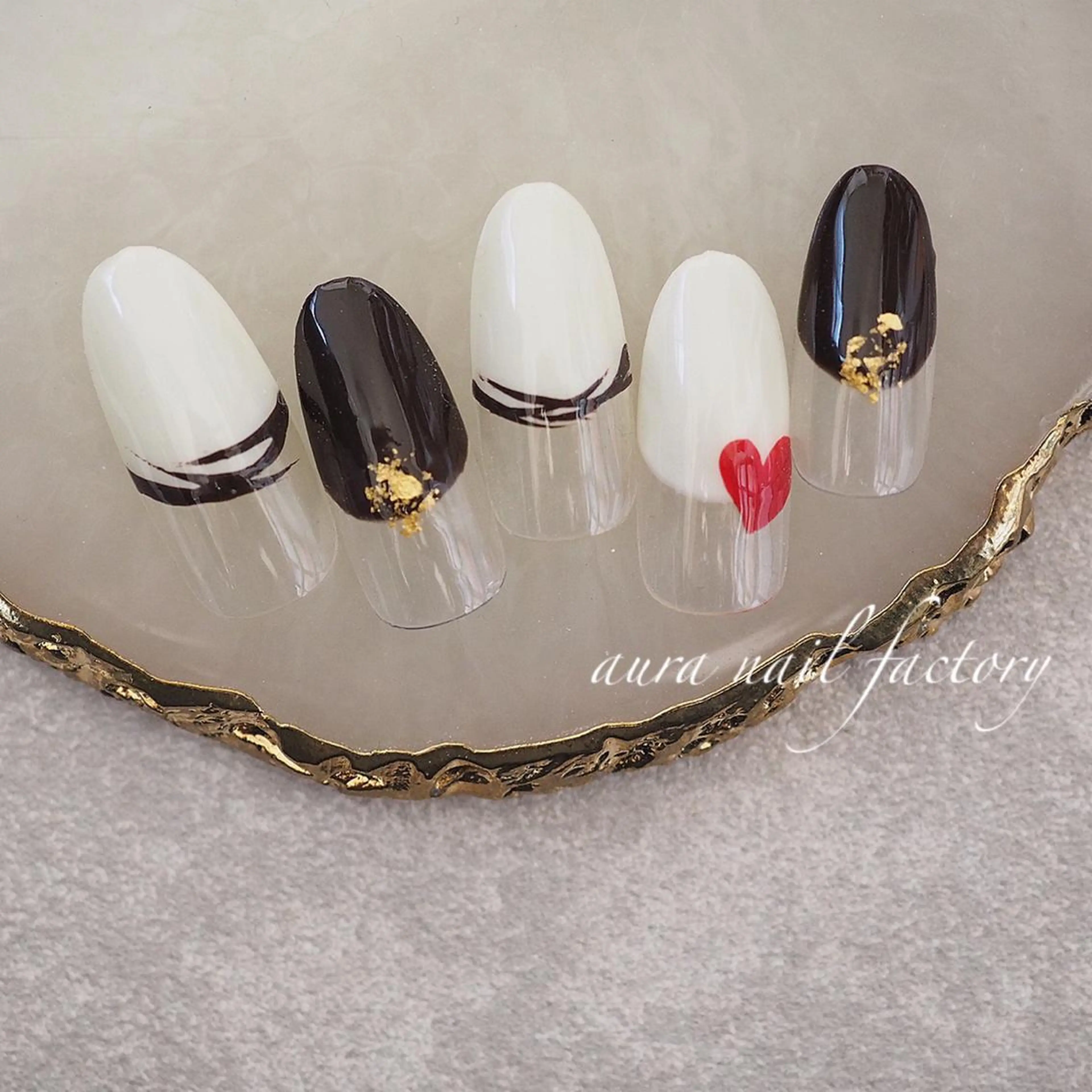 ミディアム カラー ネイル 赤色 バレンタイン 冬ネイル 赤羽 aura 深爪を断らない✨のネイルデザイン