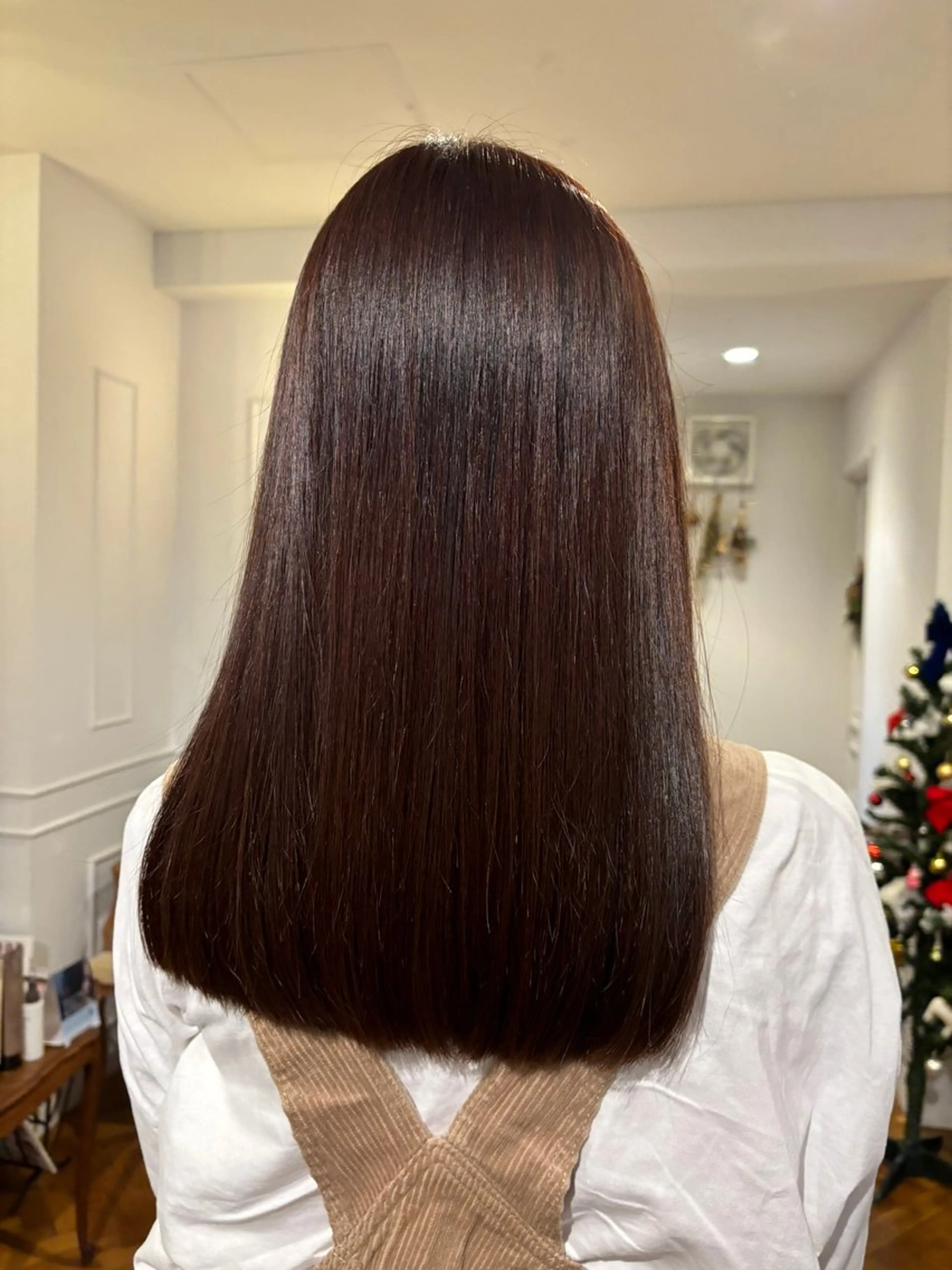 セミロング カラー カシス レッドカラー トリコヘアサロン 新井千智のヘアスタイル