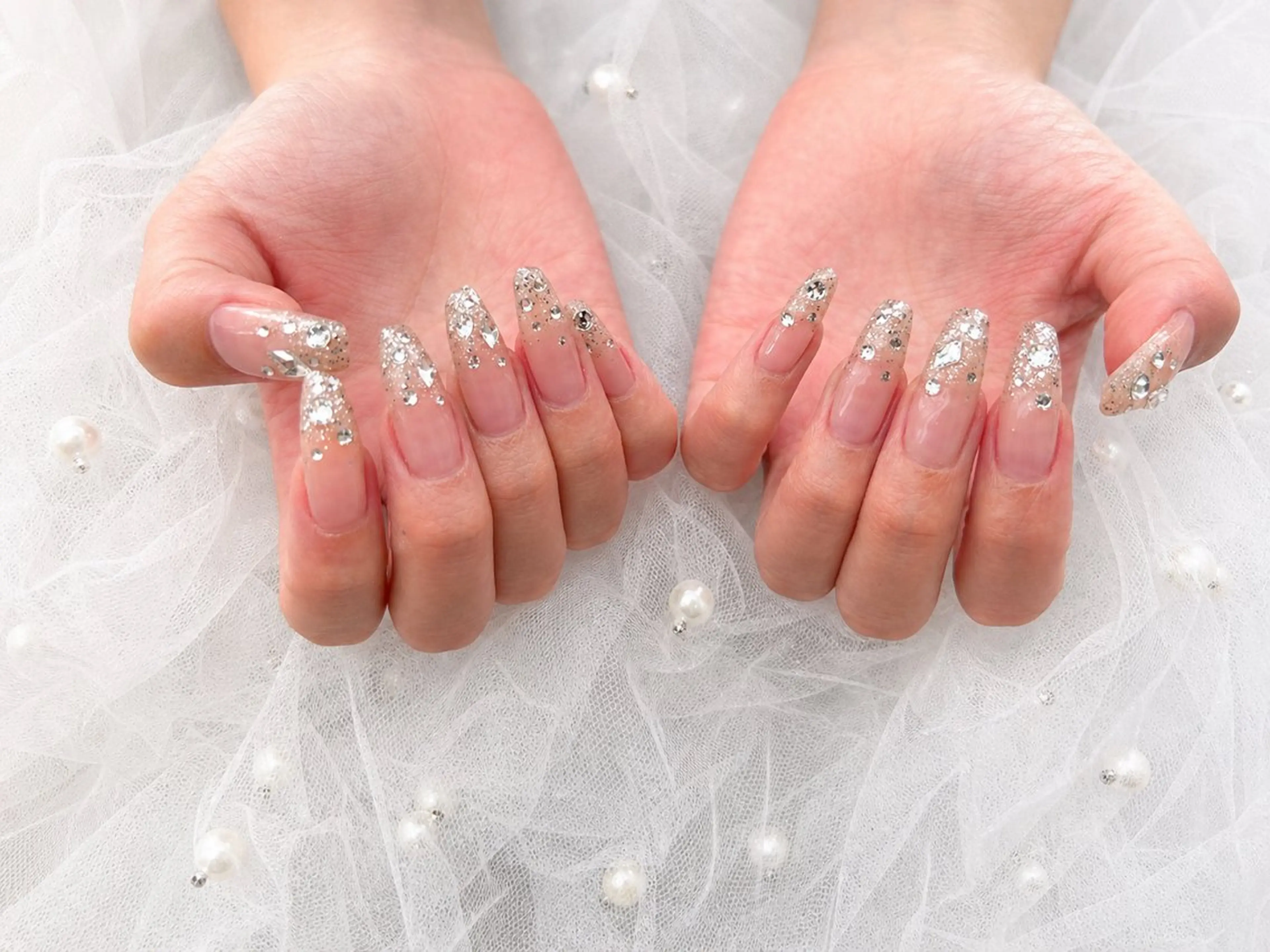 ネイル グラデーション キラキラネイル ラメ(グリッター) シルバー ストーンネイル ハンドネイル … SHIORIのネイルデザイン