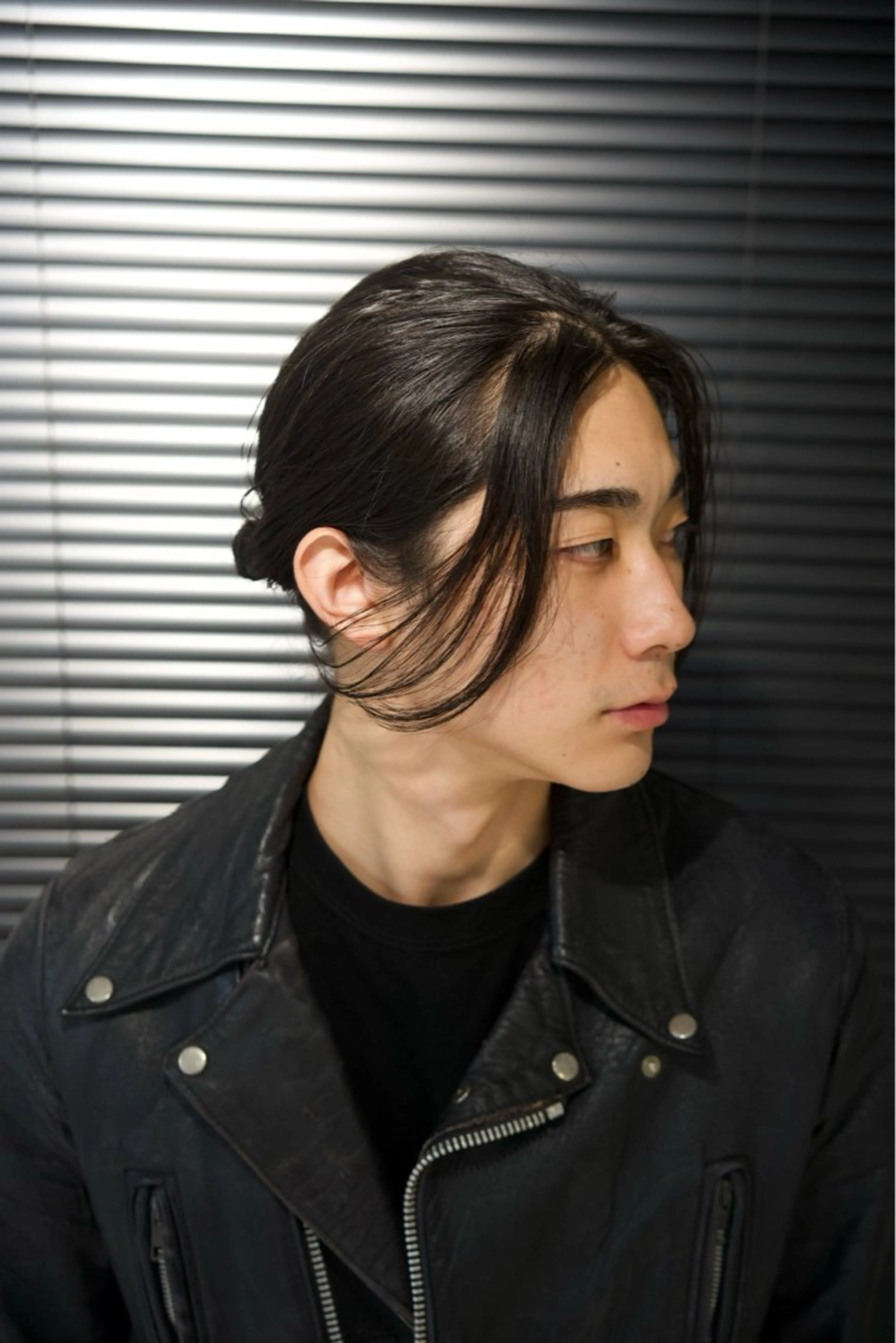 ミディアム パーマ メンズ ミディアムパーマ センターパート メンズパーマ 学生（メンズ向け） 学生 渋谷/メンズパーマ/ ブリーチ/冨島佑太のヘアスタイル