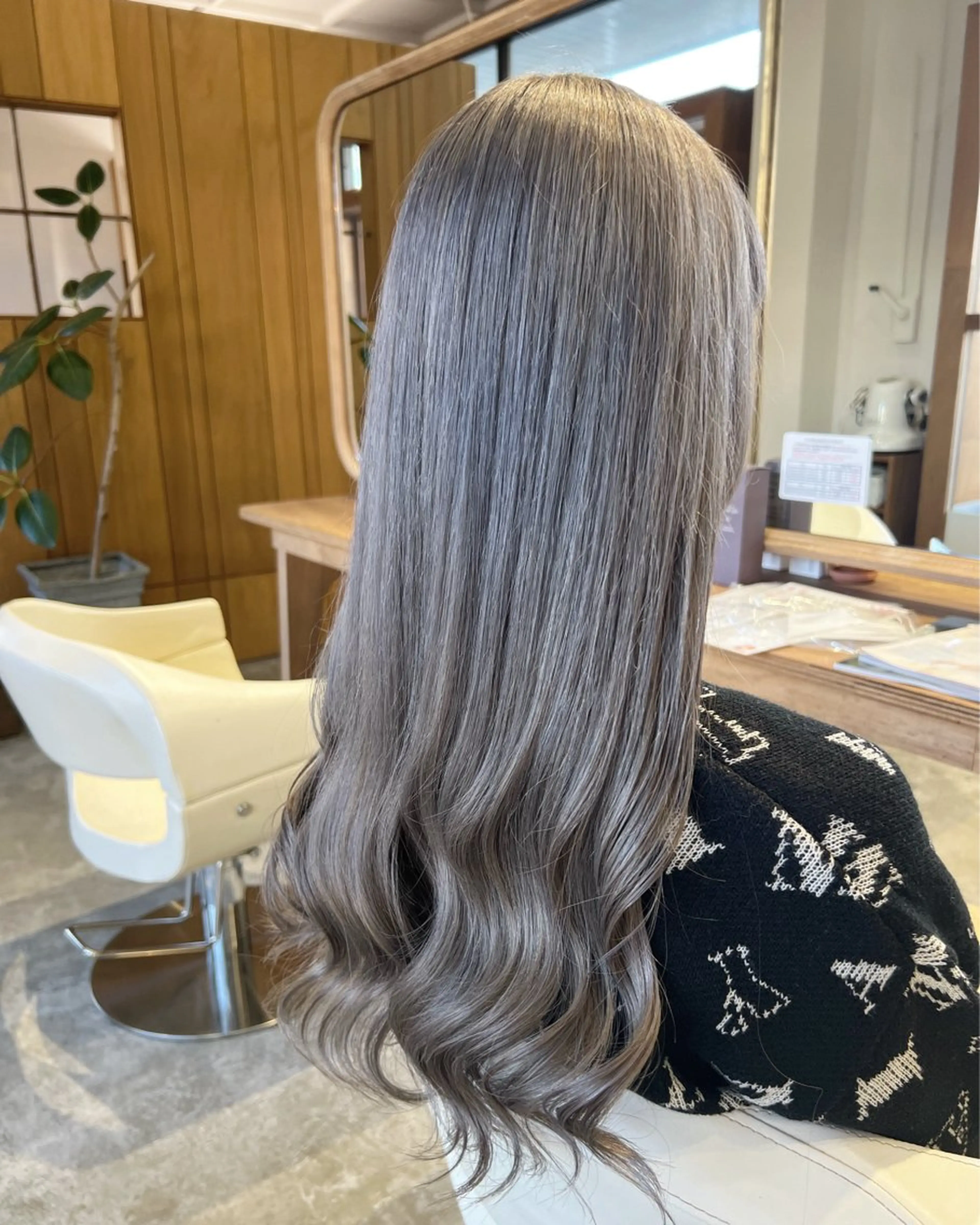 ロング カラー ブリーチ シルバー ヘアカラー WATANABE MISAKIのヘアスタイル