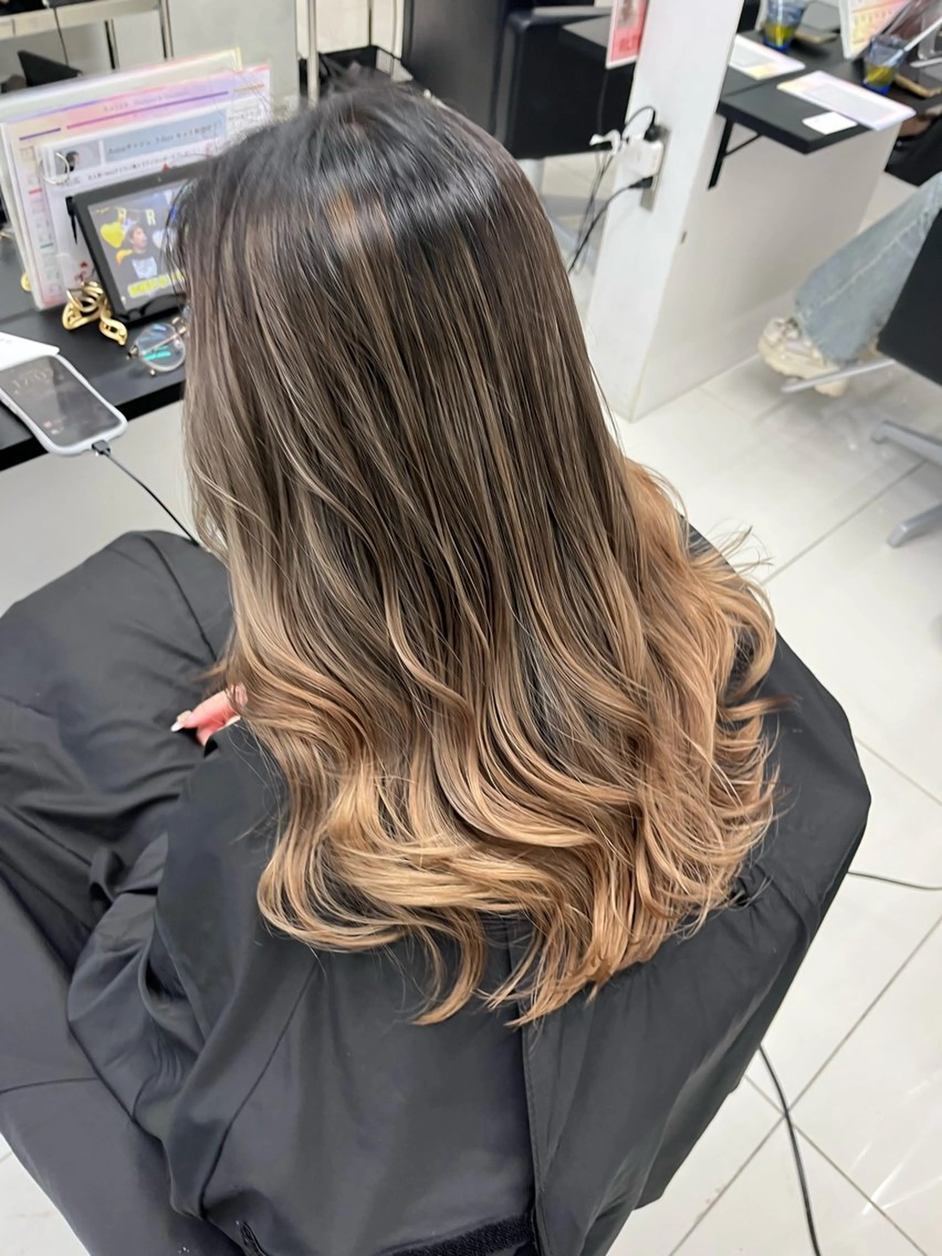 セミロング 外国人風カラー ハイライト レイヤーカット ヘアカラー トリートメント ALIVE 小池柚葉のヘアスタイル