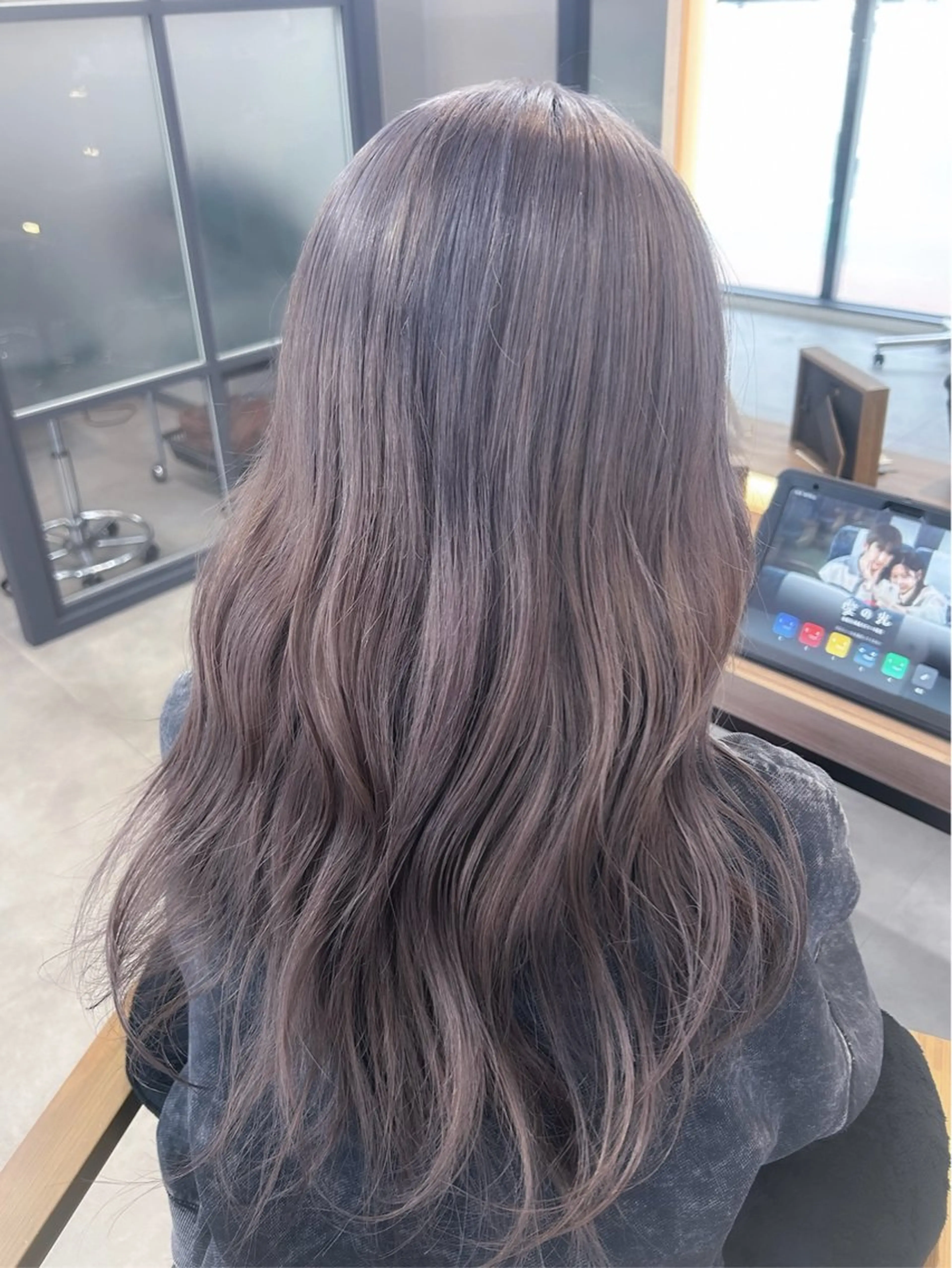ロング カラー グレージュ ハイトーンカラー ラベンダーカラー ラベンダーグレージュ ラベンダーグレー カット ヘアカラー レイヤー/ハイトーン 艶感/ririkaのヘアスタイル