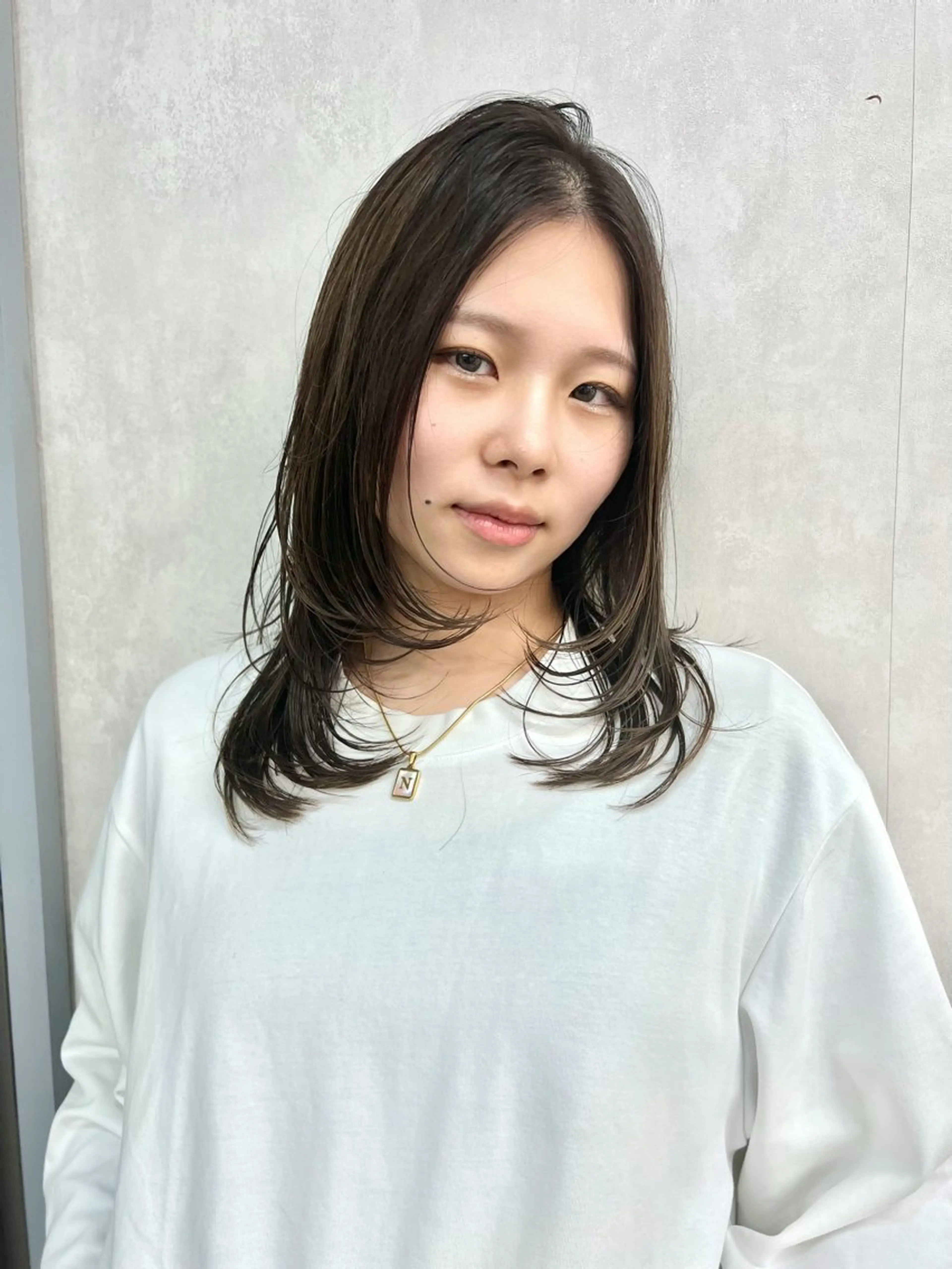 セミロング カット トリートメント 新宿/レイヤーカット 髪質改善/小顔見せのヘアスタイル