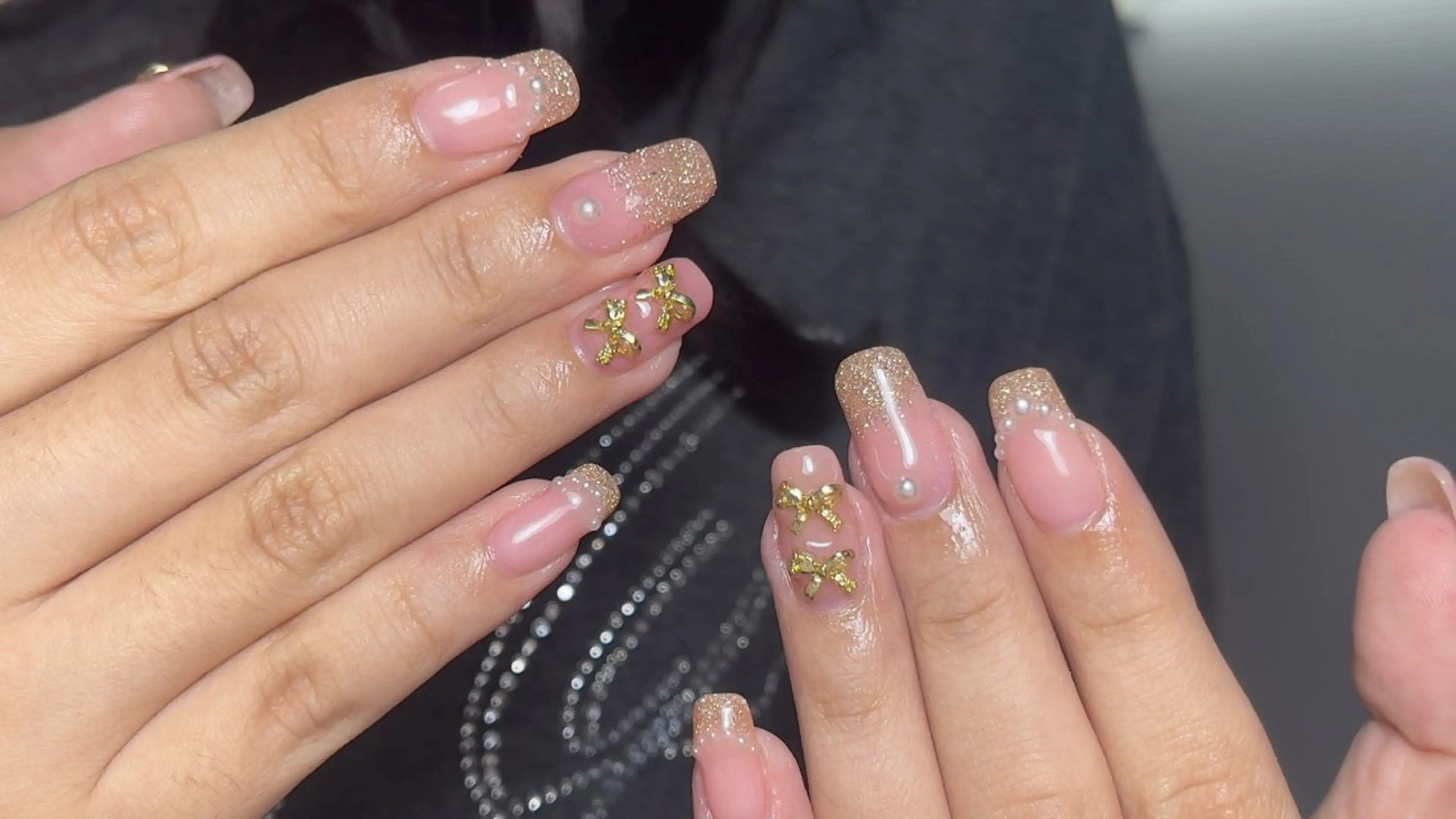 モデル限定価格｜自爪・ワンカラー+パーツ2個(オフ別料金1000円〜）の写真