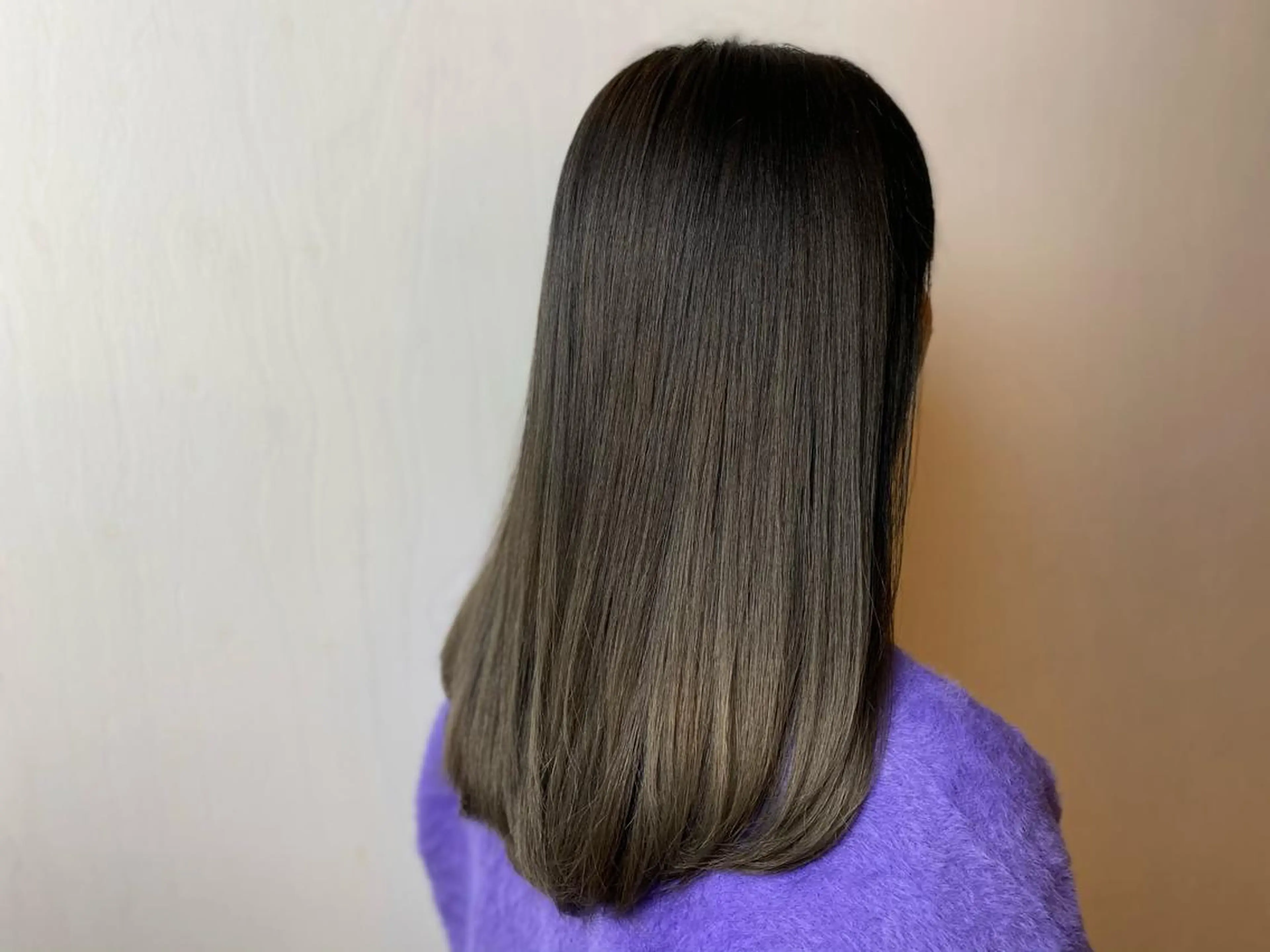 セミロング カラー グラデーションカラー ハラ ルイスのヘアスタイル