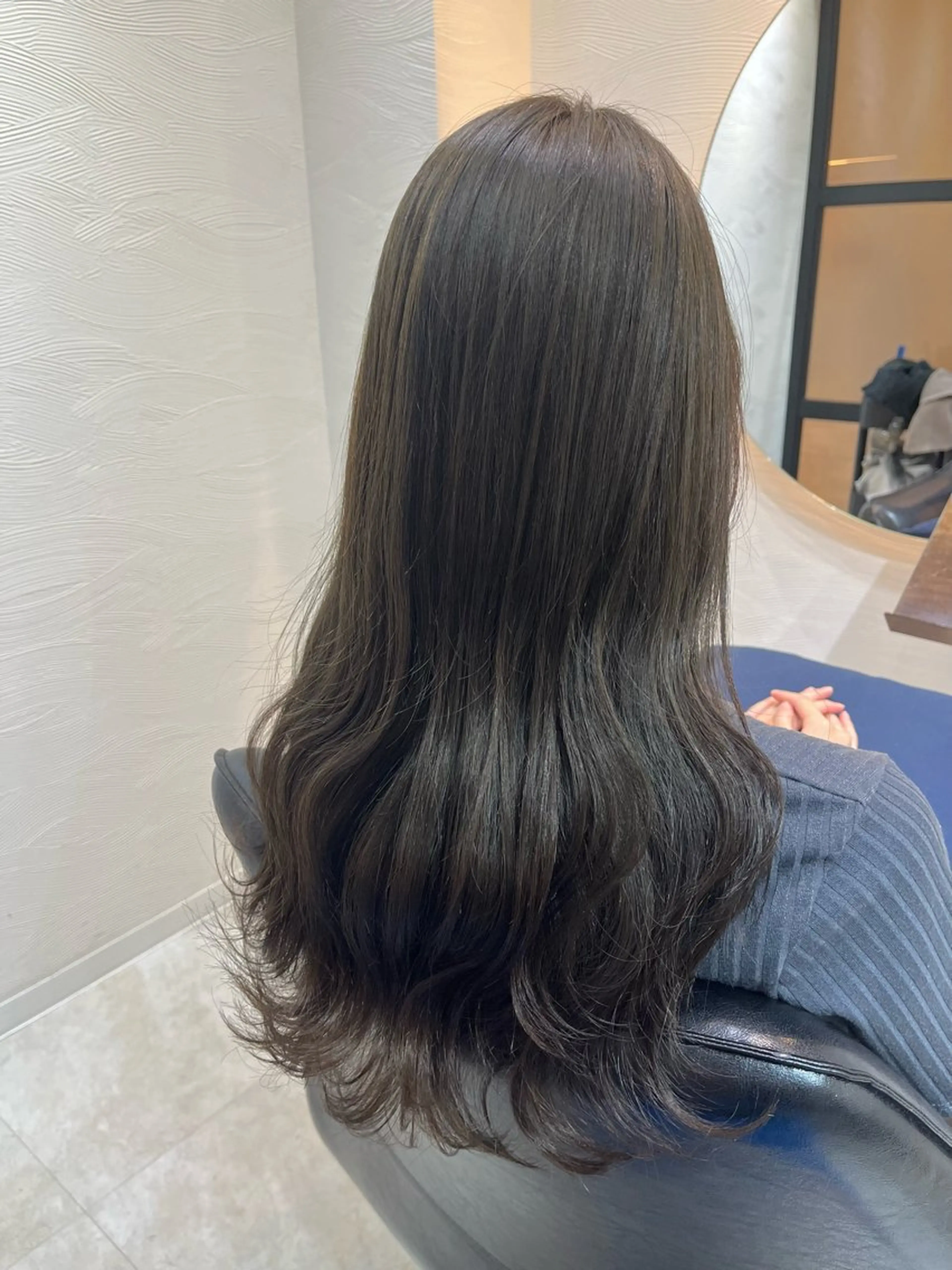 ロング カラー ブリーチ グレージュ オリーブグレージュ オリーブグレー 【ニュアンスカラー・ 髪質改善】スズキカナのヘアスタイル