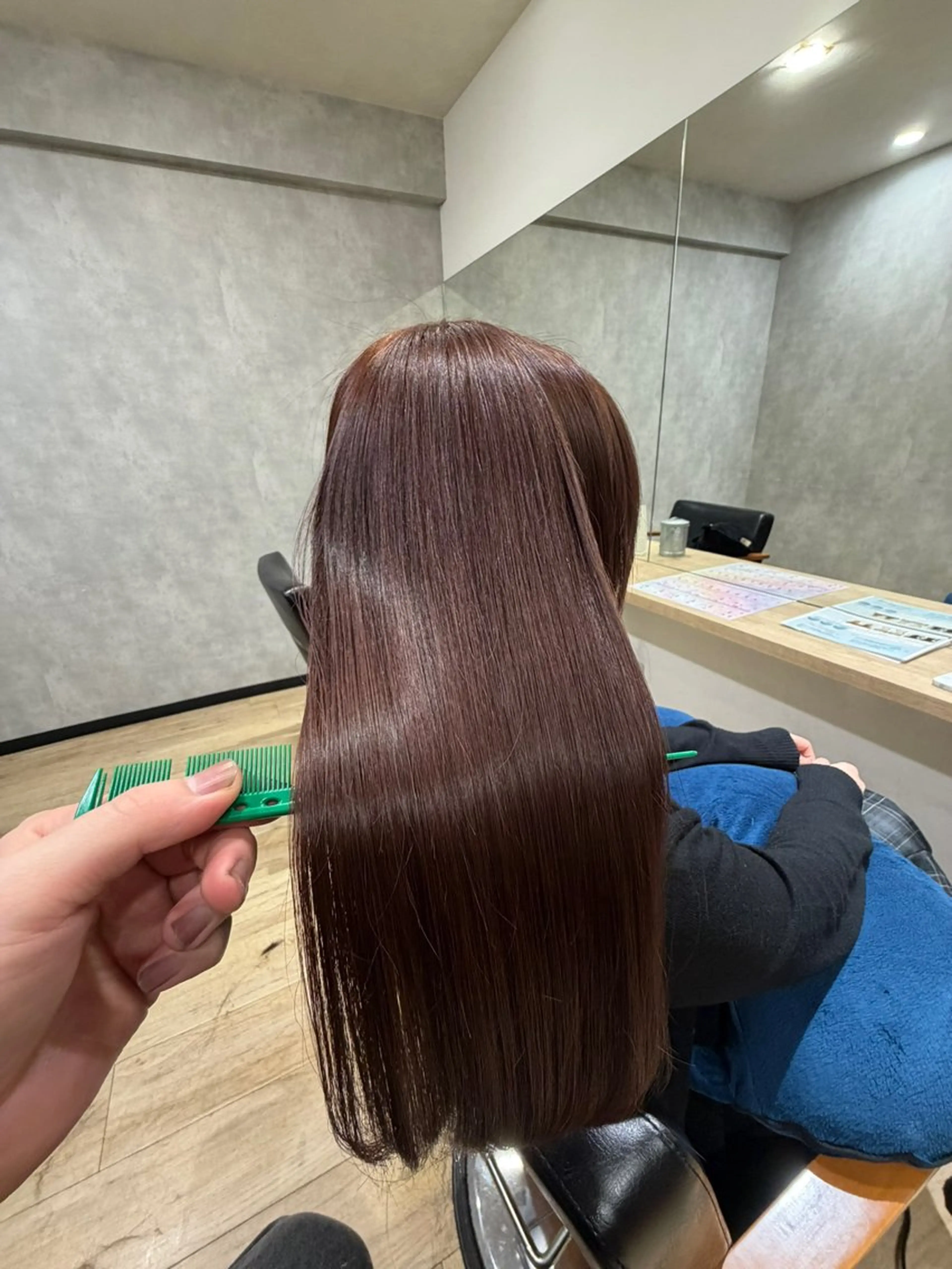 【✨平日限定✨】ダメージレスケアカラー＋顔まわりカット☘️トリートメントサービス付き◎の写真