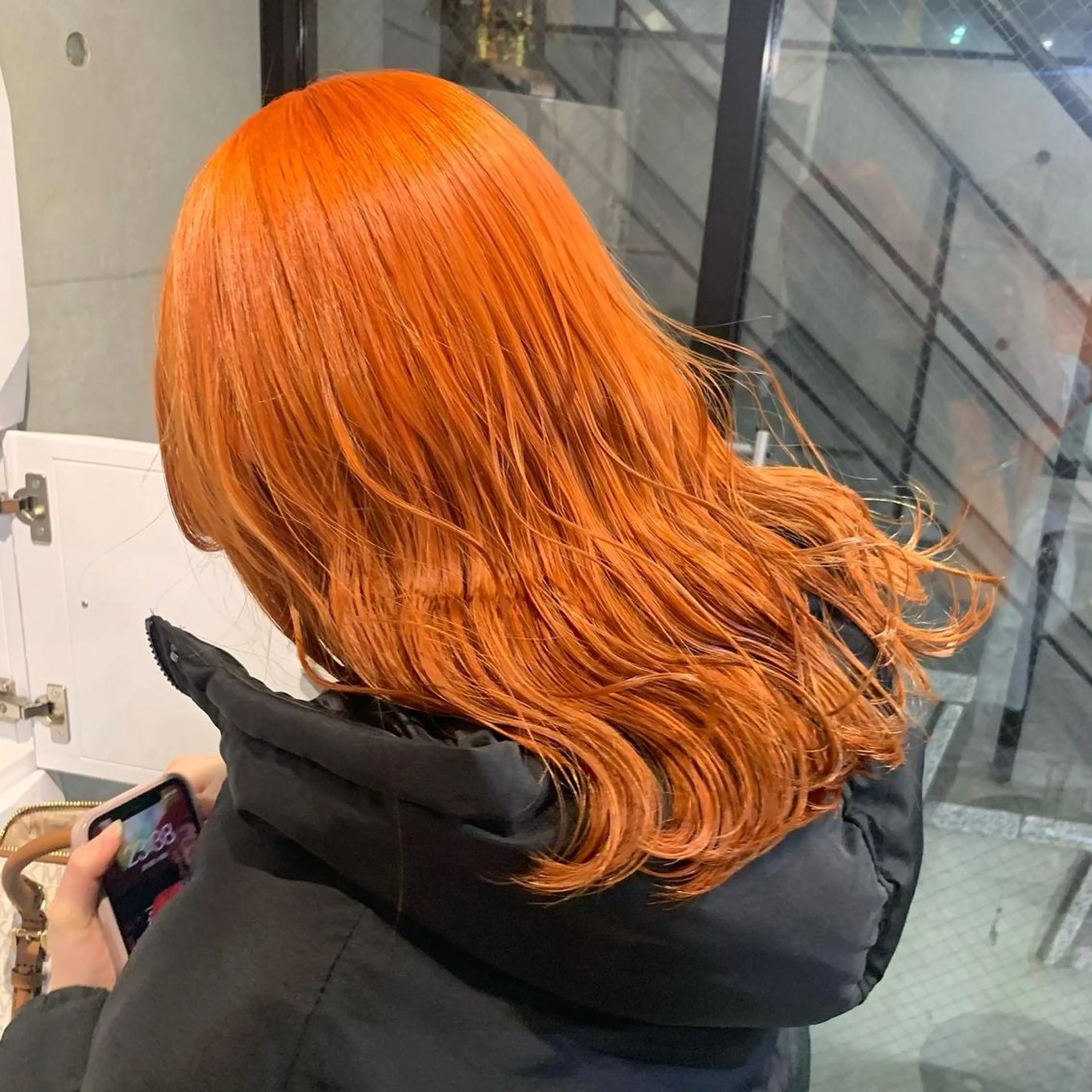 セミロング カラー ブリーチ オレンジ 韓国風ヘア 中性ウルフカット ケアブリーチ/ケイトのヘアスタイル