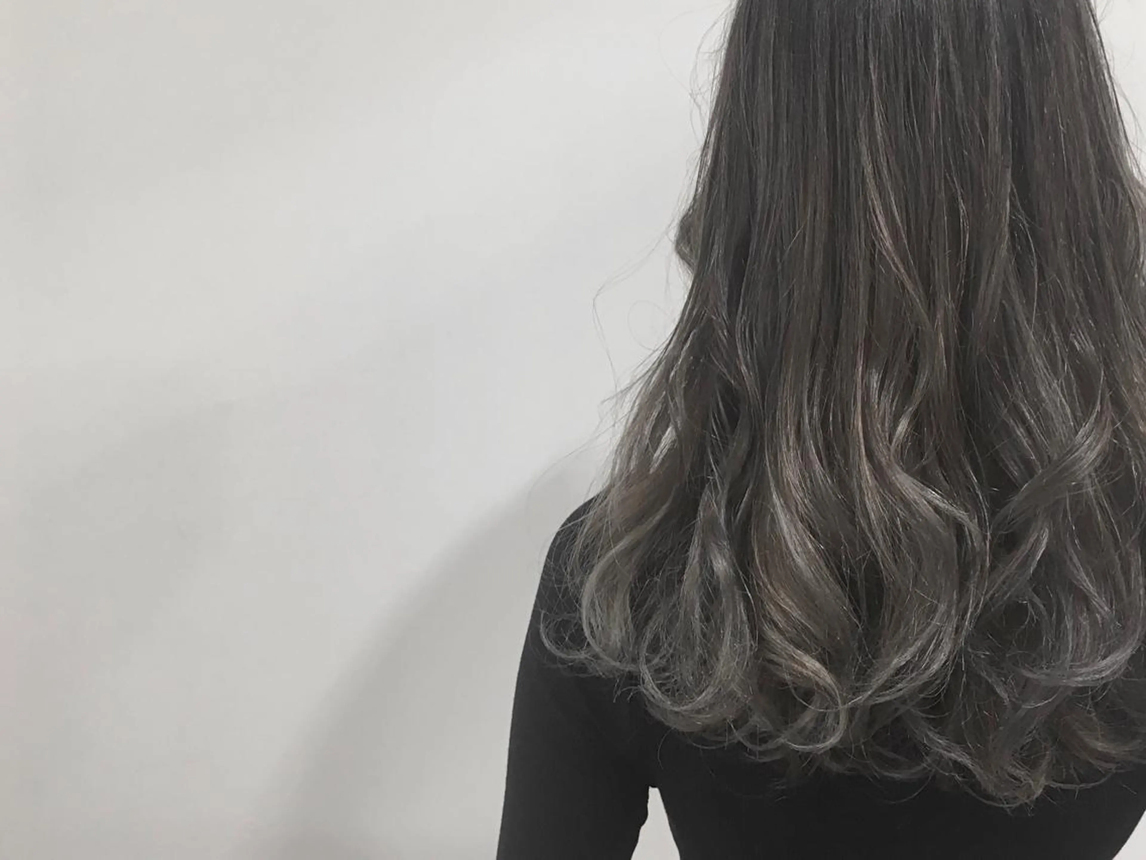 ロング カラー アッシュ ブリーチ 透明感カラー グラデーションカラー ハイライトカラー てんま さやかのヘアスタイル