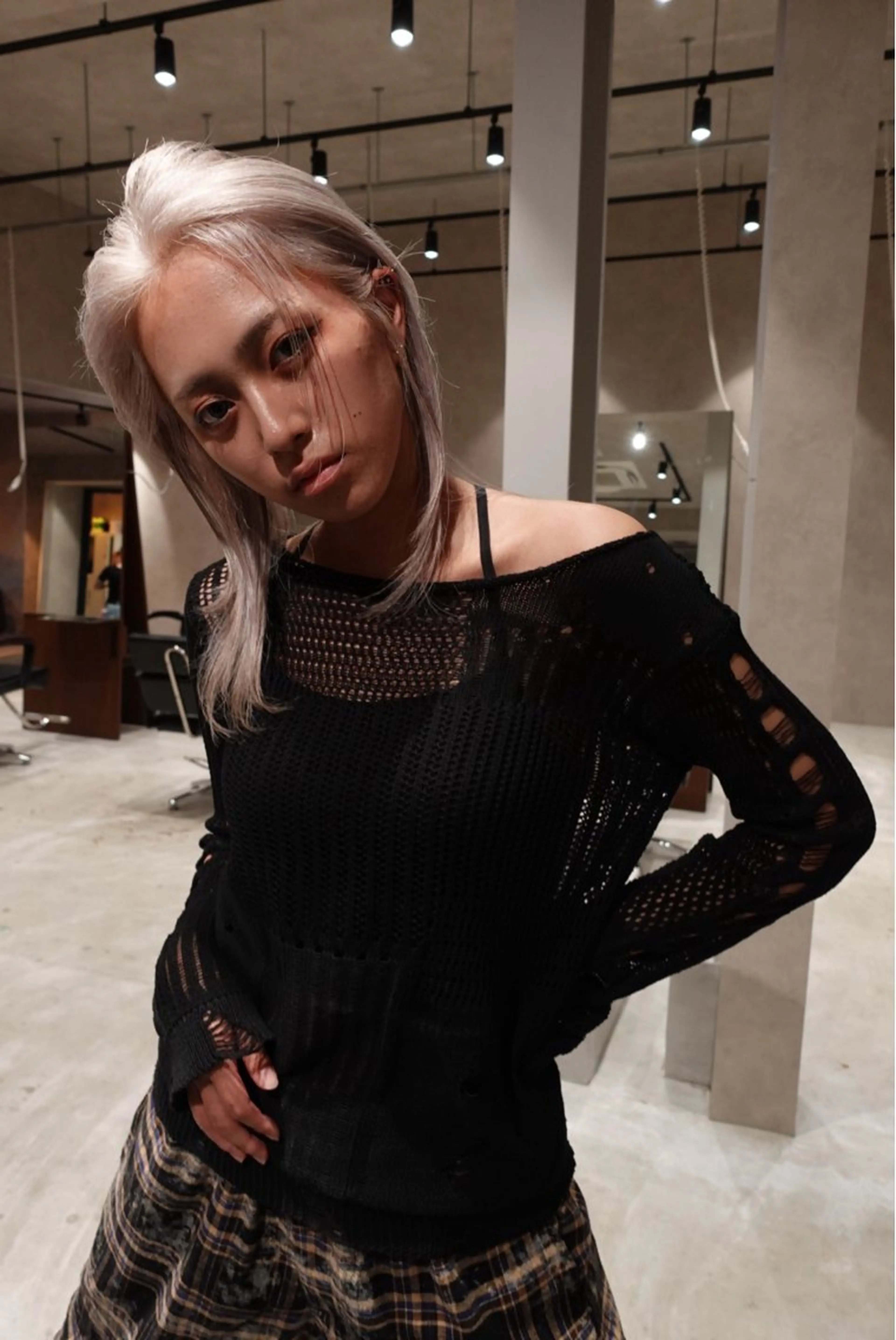 セミロング isseiハイトーン /韓国レイヤーのヘアスタイル