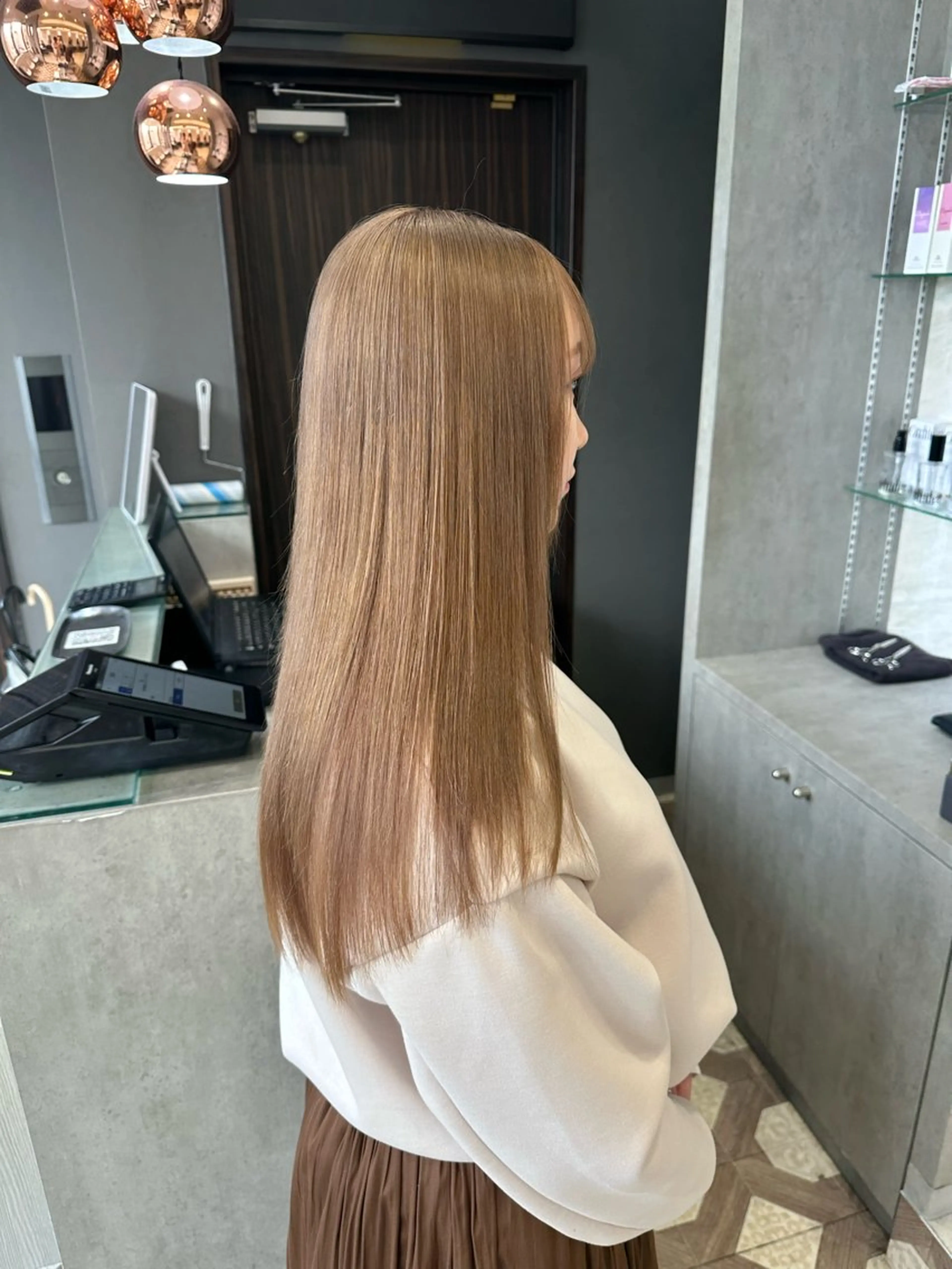 ロング カラー ベージュカラー カシス ハイトーンカラー ミルクティーベージュ ロング ヘアカラー トリートメント AYAKASA 暖色カラー/レイヤーのヘアスタイル