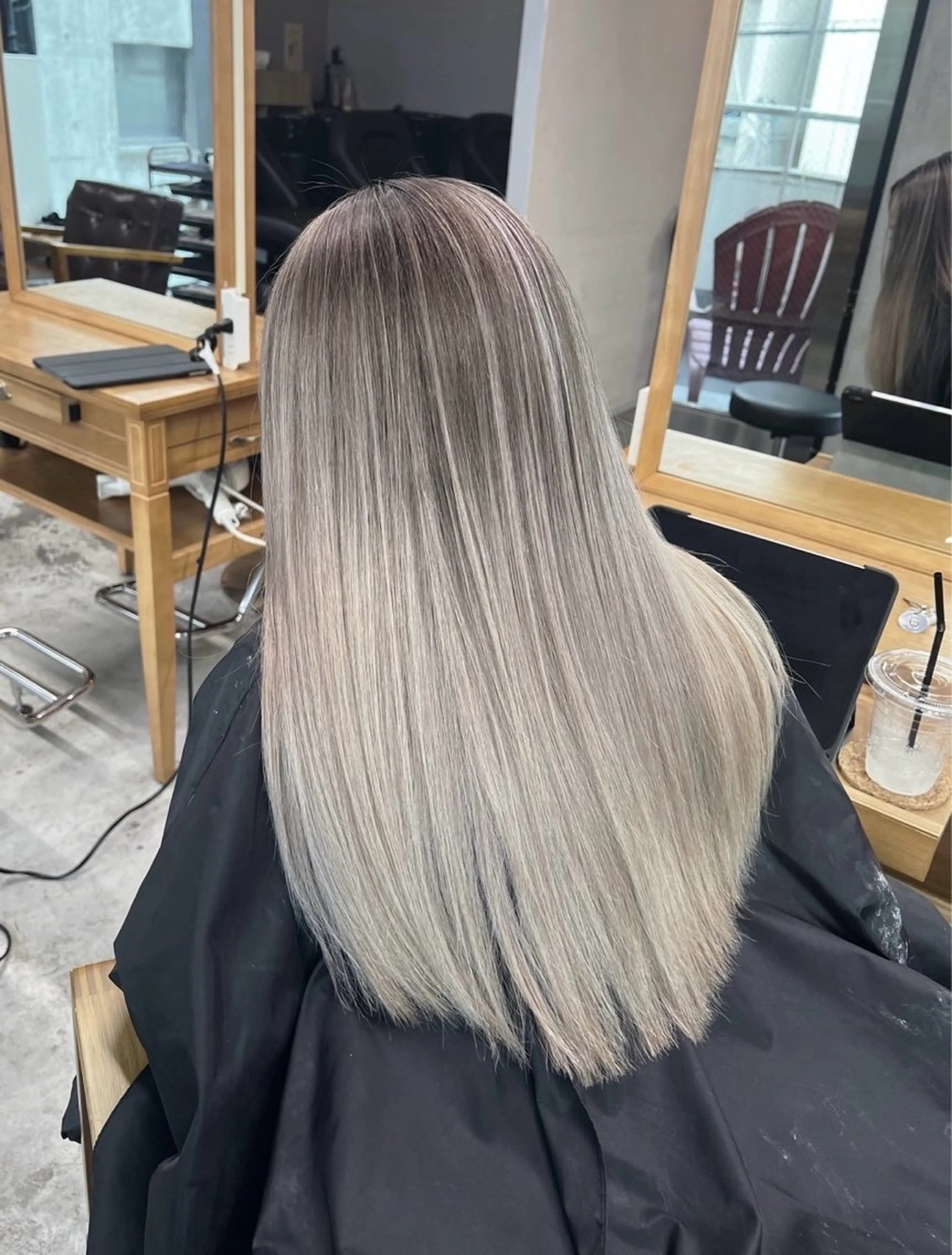 セミロング カラー バレイヤージュ シルバー ホワイトシルバー レイヤーカット ヘアカラー トリートメント ROBIN所属・指名数No.1 /NAOYAのヘアスタイル