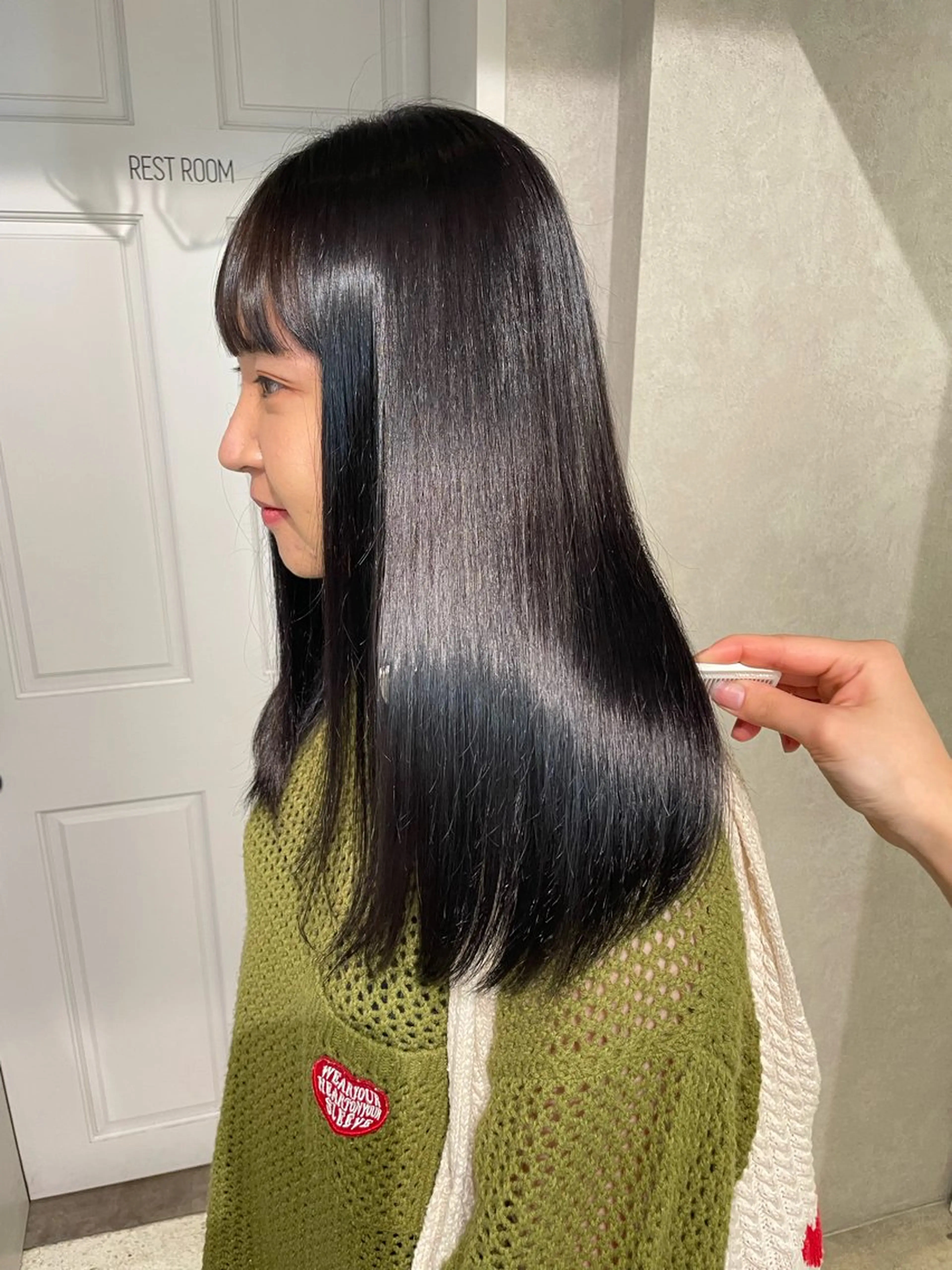 セミロング カラー 酸性ストレート 縮毛矯正 ナチュラル透明感🌱 小山美樹子のヘアスタイル