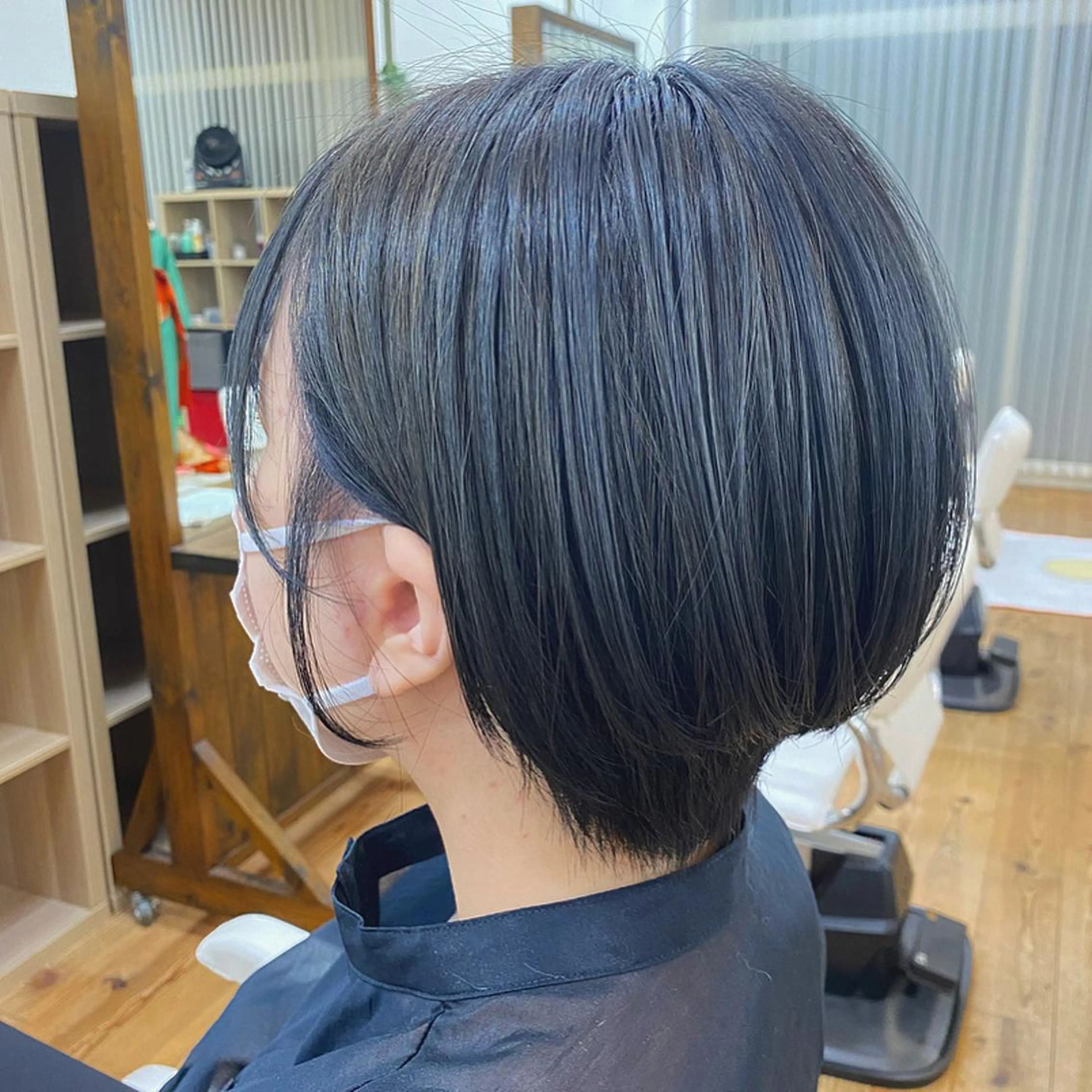 カラー 黒髪 ブリーチ ブルーカラー ブルーブラック ブリーチなしカラー 佐川 優夏のヘアスタイル