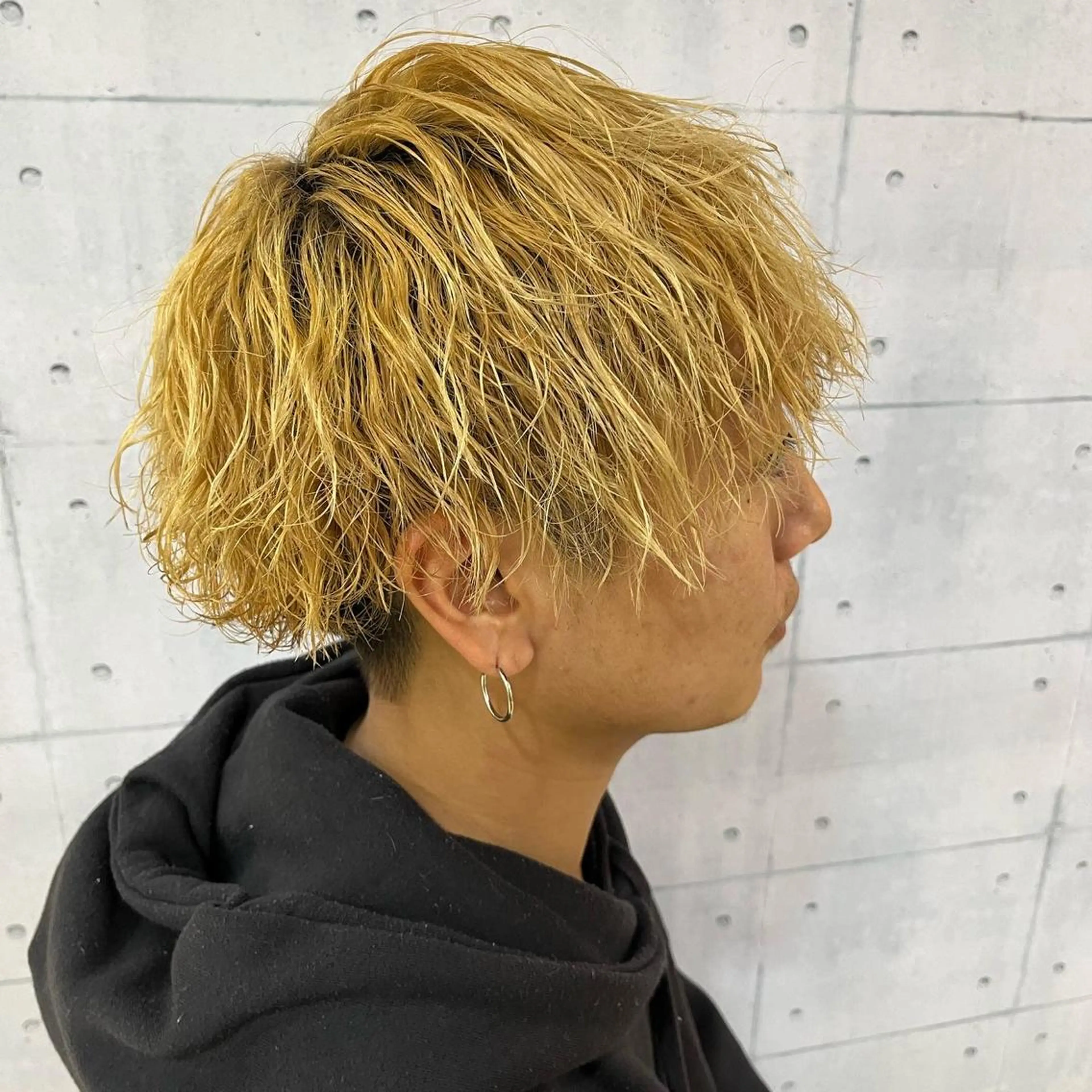 ショート パーマ メンズ メンズブリーチ メンズハイトーン メンズパーマ 波巻きパーマ スパイラルパーマ カット ヘアカラー パーマ 韓国メンズヘア/ 毛流れヘア　須田龍世のヘアスタイル