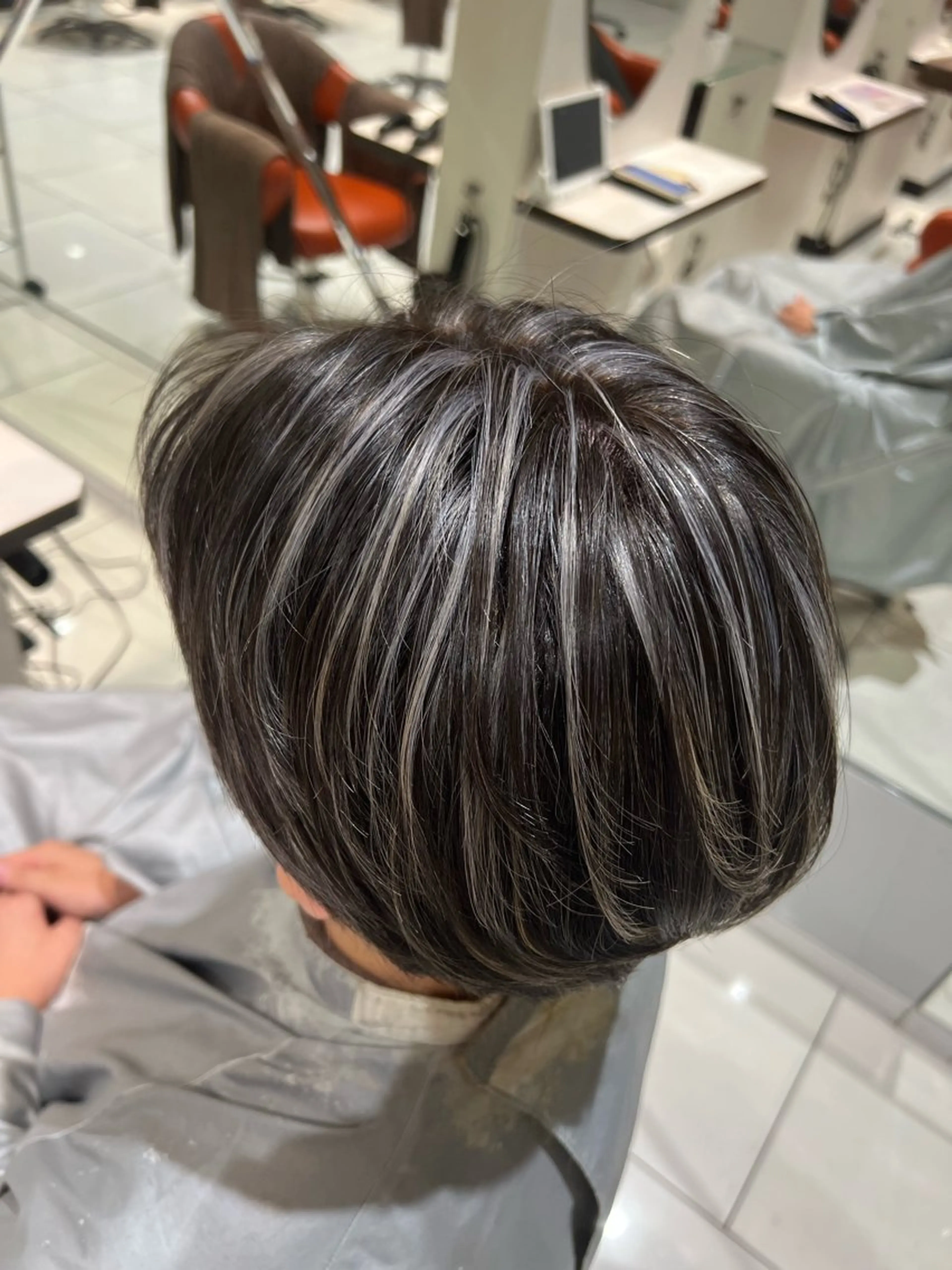 カラー ハイライトカラー シルバー ホワイトシルバー バレイヤージュ＆ 高発色カラー／市川のヘアスタイル