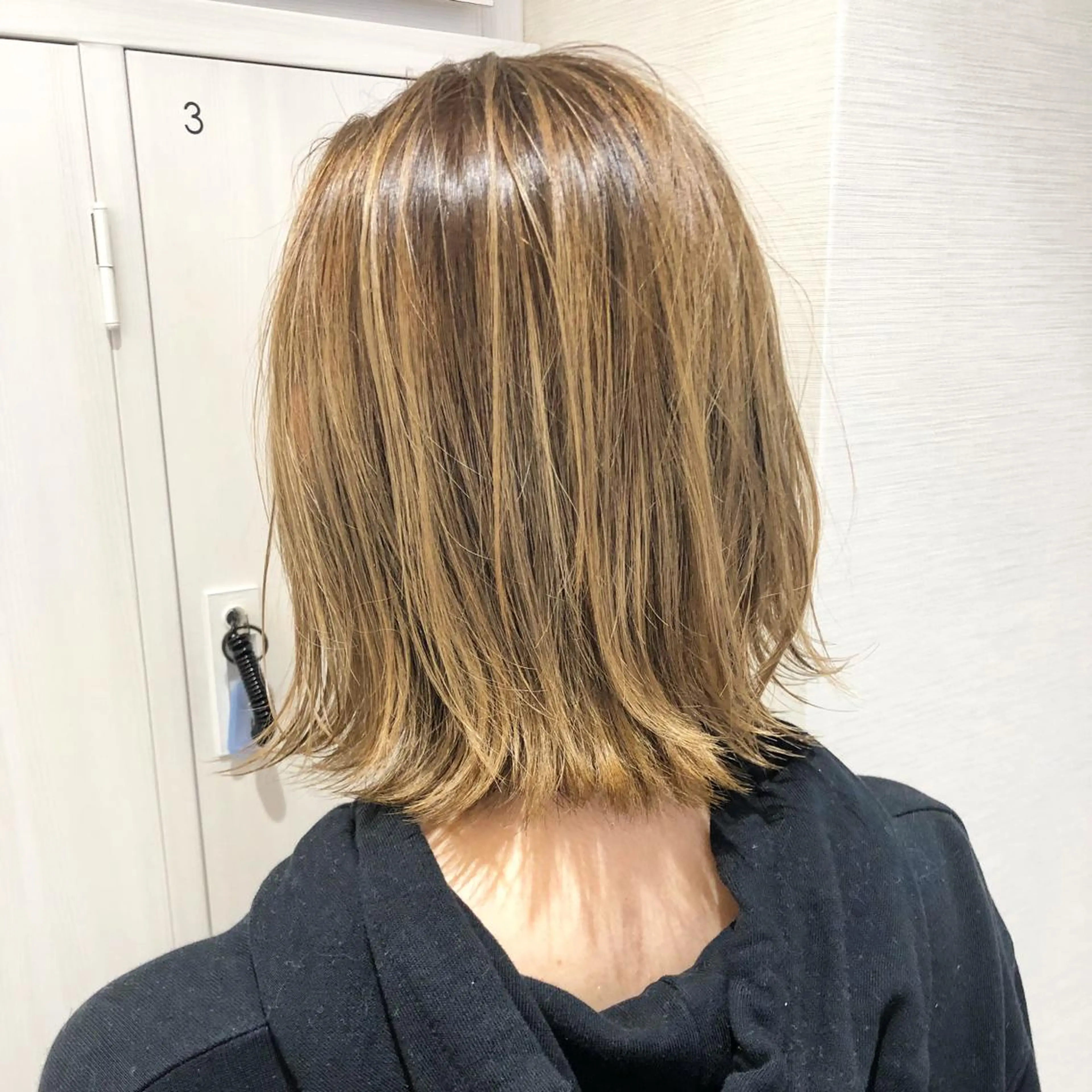 カラー アディクシーカラー アッシュ バレイヤージュ ブリーチ 透明感カラー 三鷹で1番ショート ボブをカットする新谷のヘアスタイル