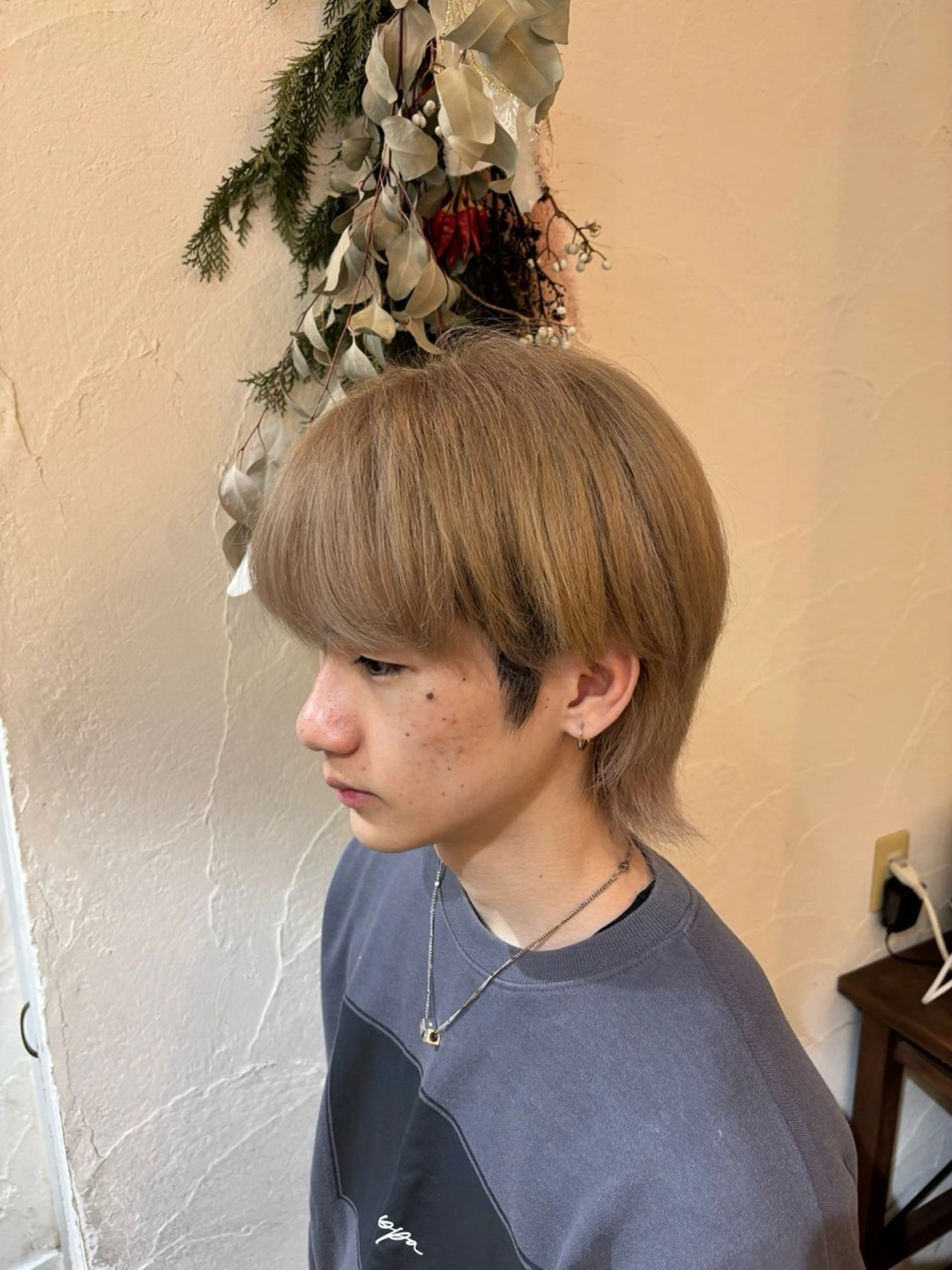 ミディアム カラー メンズ メンズブリーチ ベージュカラー ブリーチ ミルクティーベージュ 靏 美咲のヘアスタイル