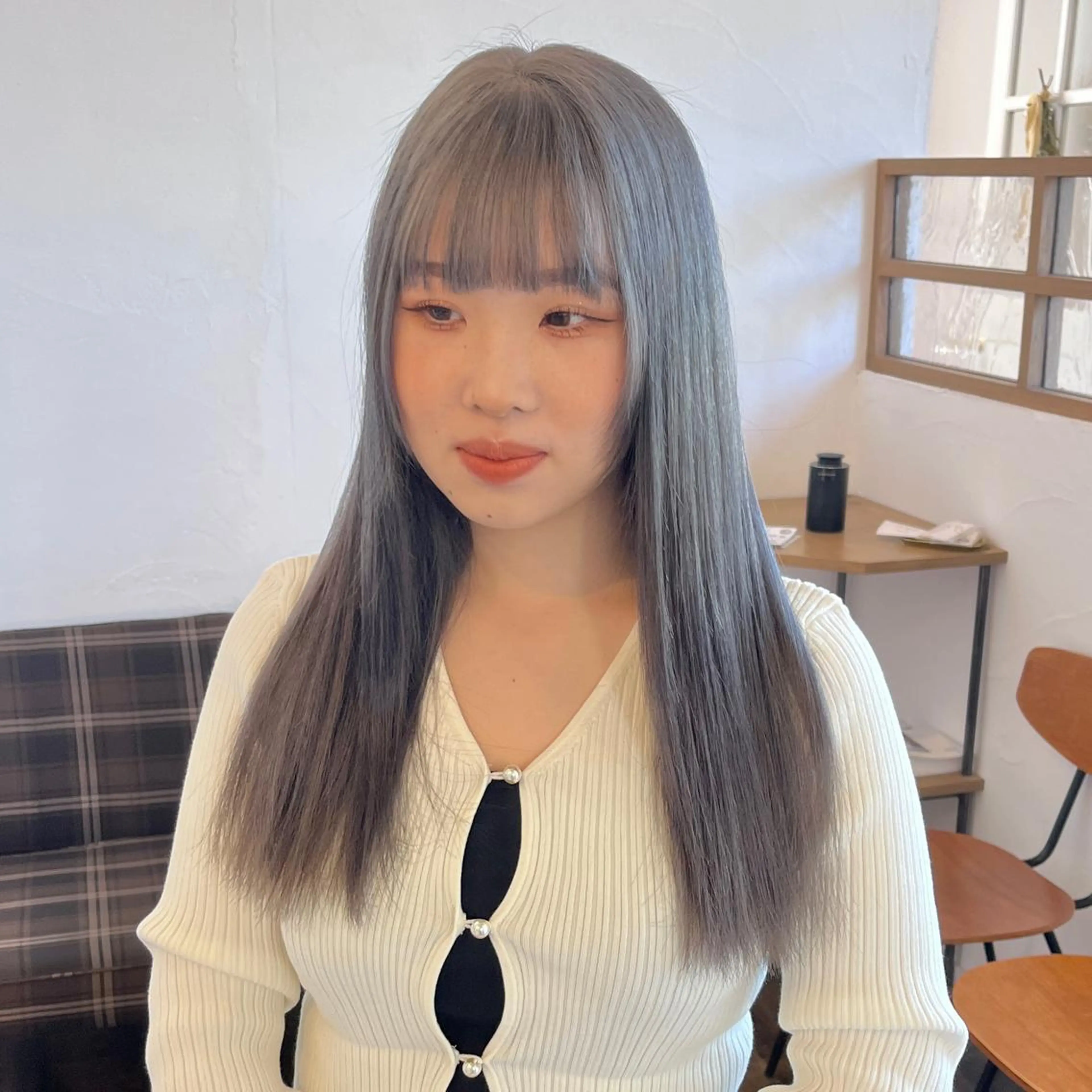 ロング カラー ブリーチ シルバー ロング 伊藤ゆかり/髪質改善 /透明感カラーのヘアスタイル