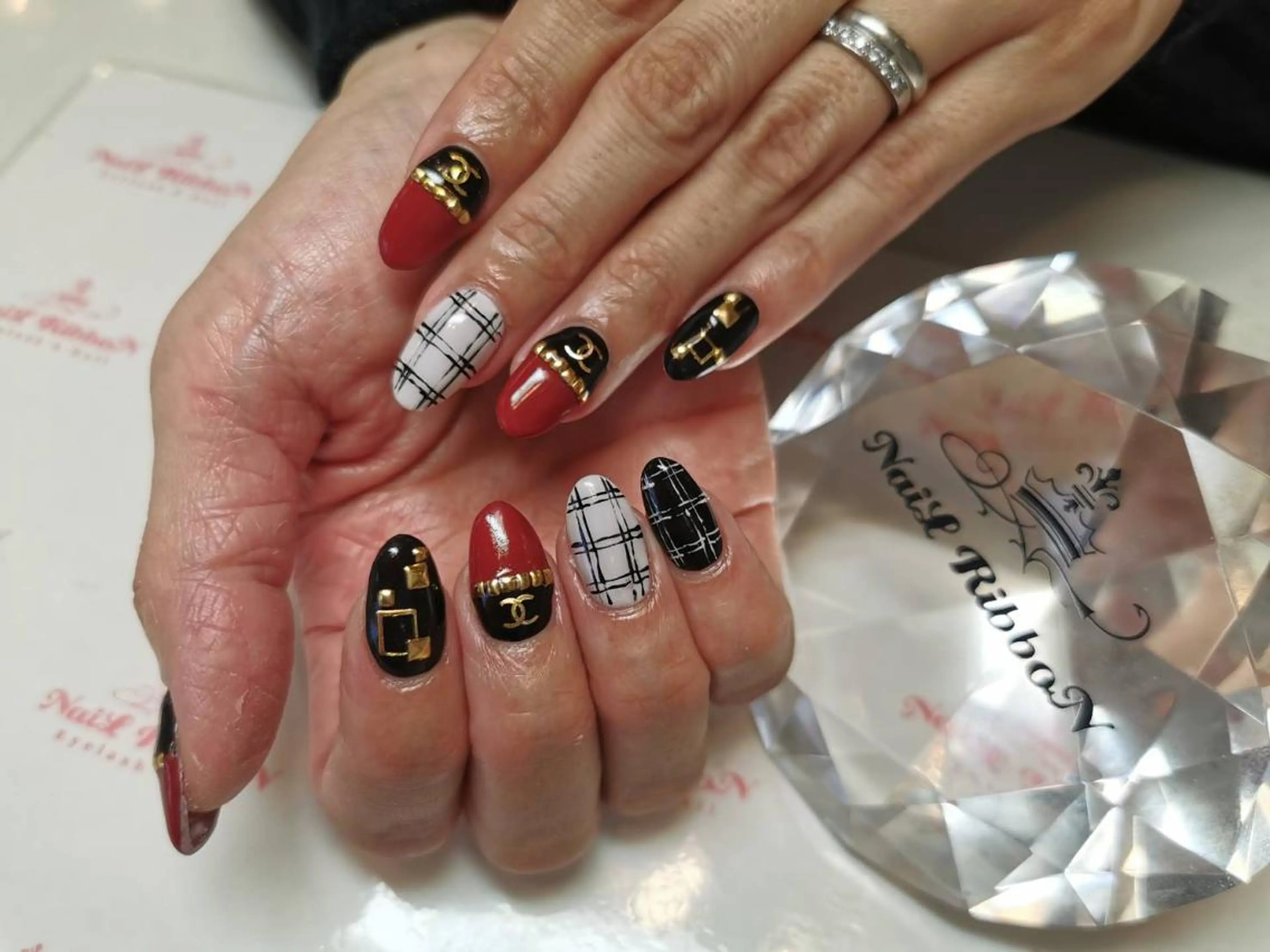 ネイル ネイルリボン 受付スタッフのネイルデザイン