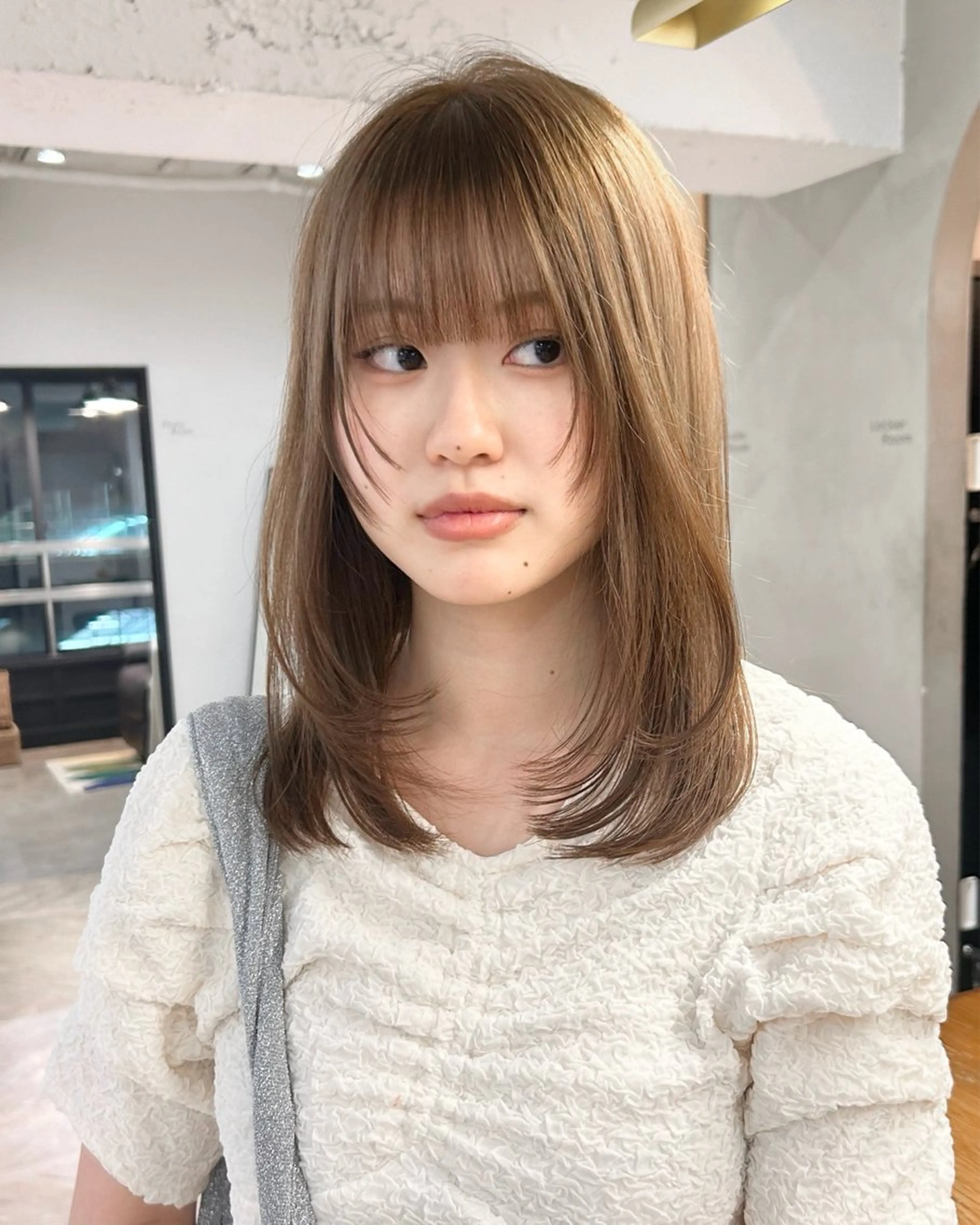 セミロング カラー ベージュカラー ブリーチ ハイライトカラー ブリーチなしカラー ハイライト カット ヘアカラー トリートメント レイヤーカット/栄/ 顔周り/キトウモエノのヘアスタイル