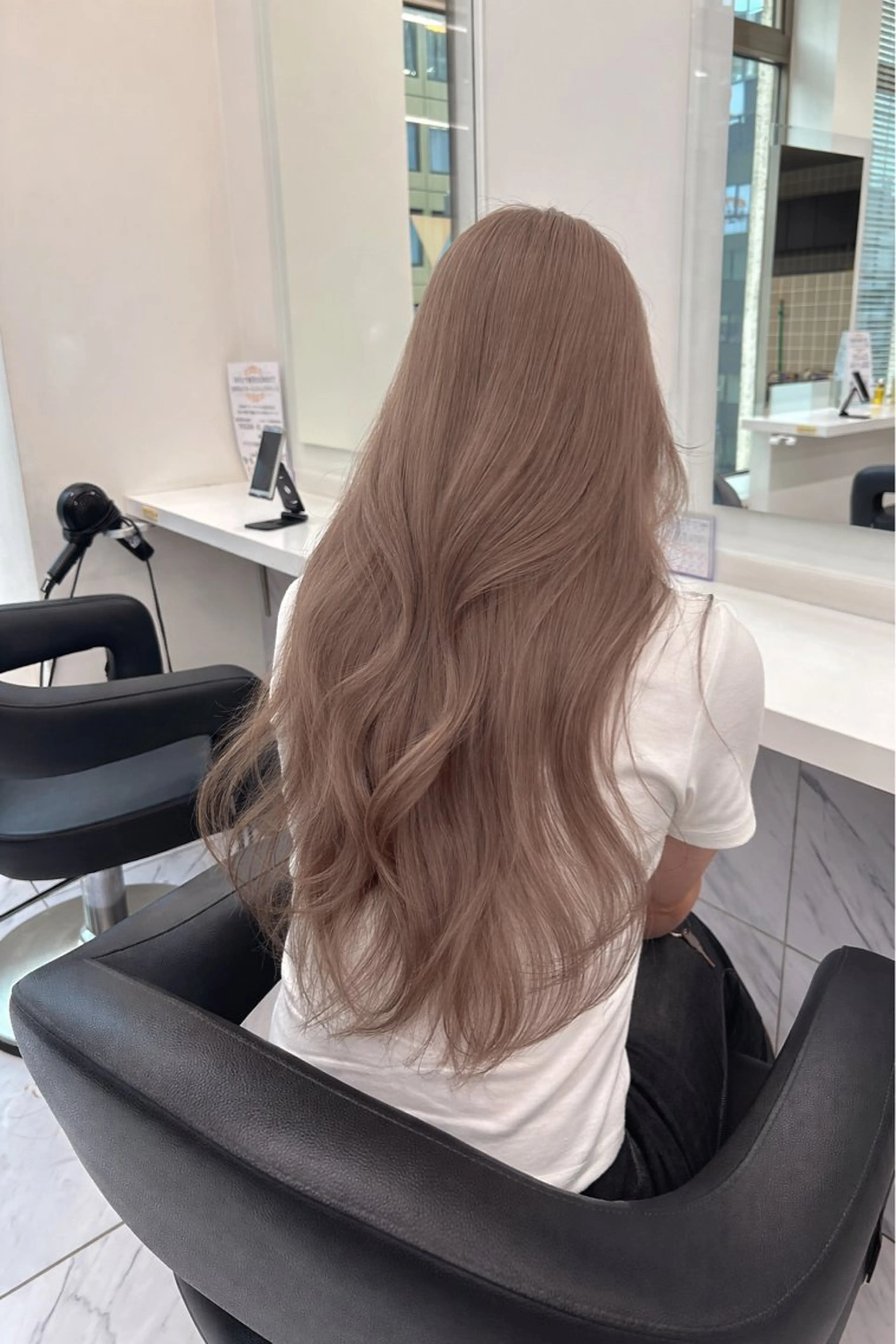 カラー ヘアカラー 透明感ベージュ🤎 ナチュラルレイヤーのヘアスタイル