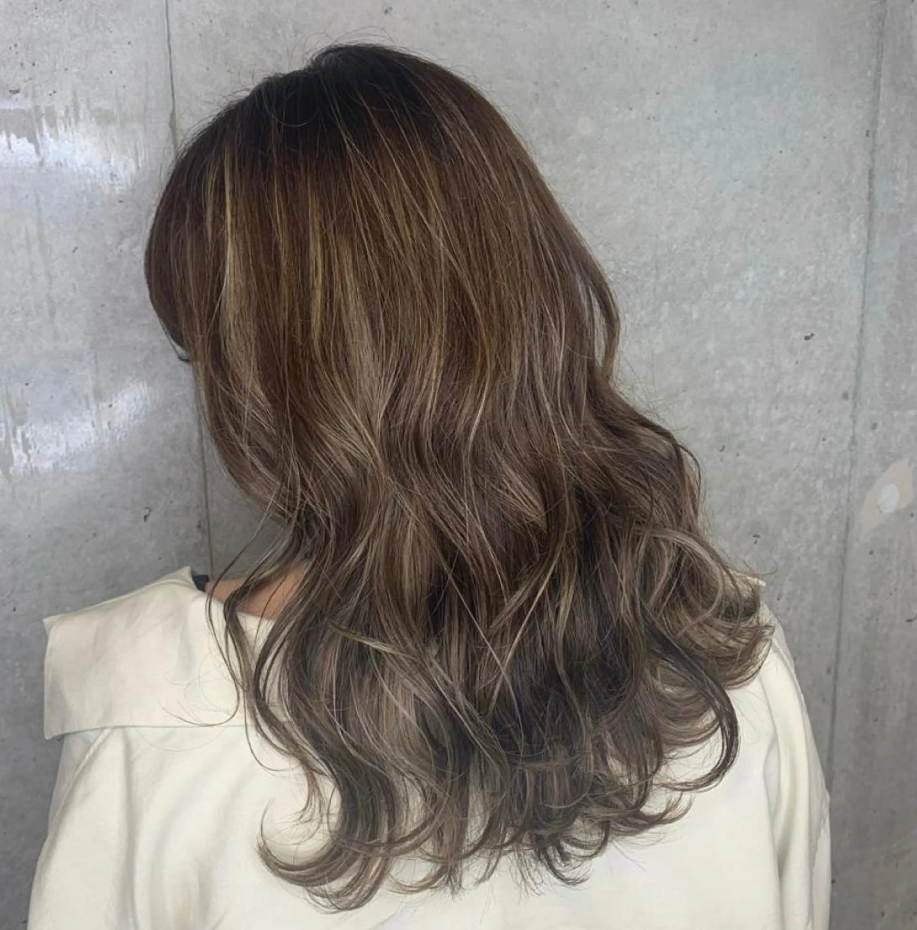 ロング カラー 梅本 有希のヘアスタイル