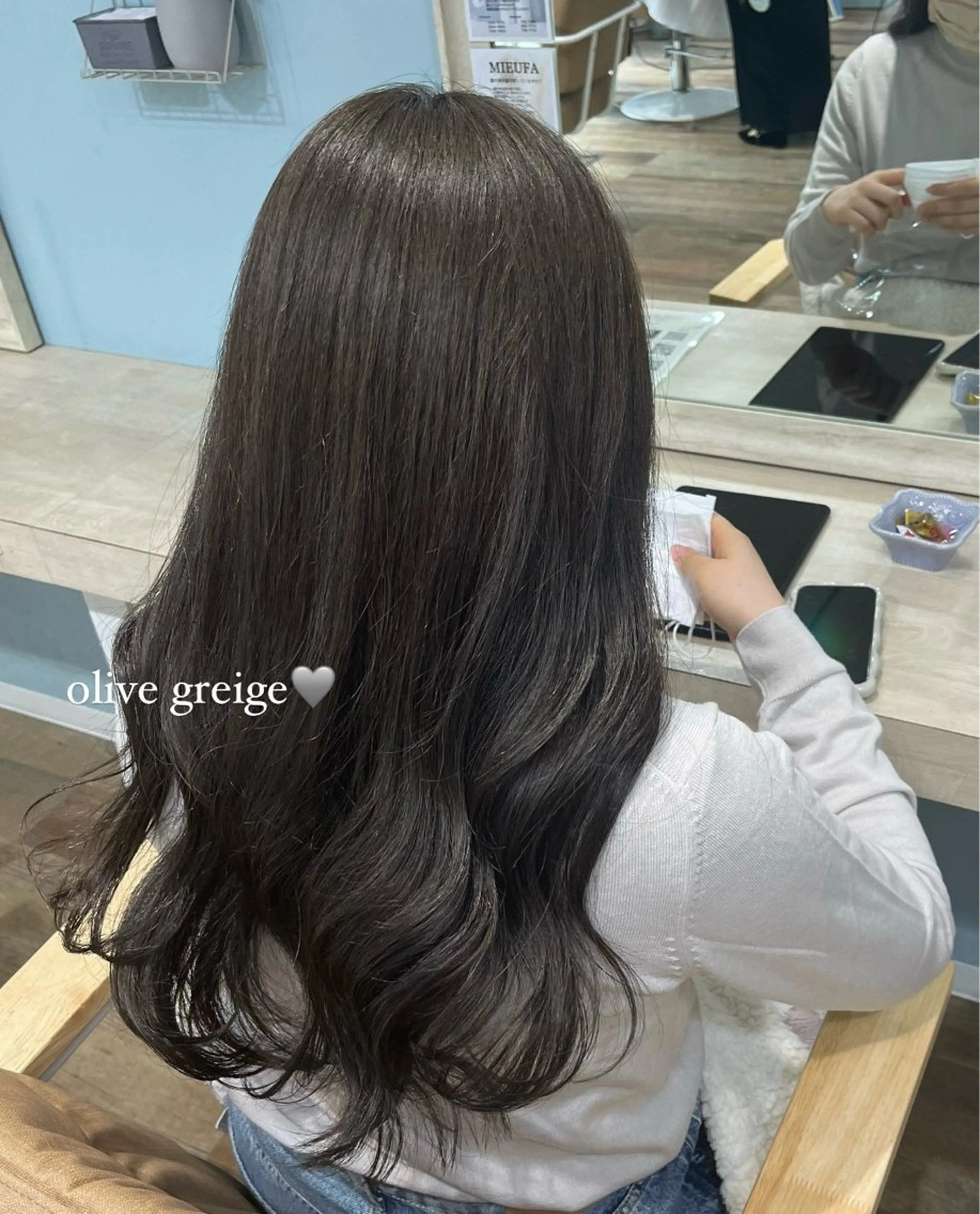 ロング カラー グレージュ カット ヘアカラー トリートメント 透明感カラー／ 艶感カラー／RAMUのヘアスタイル