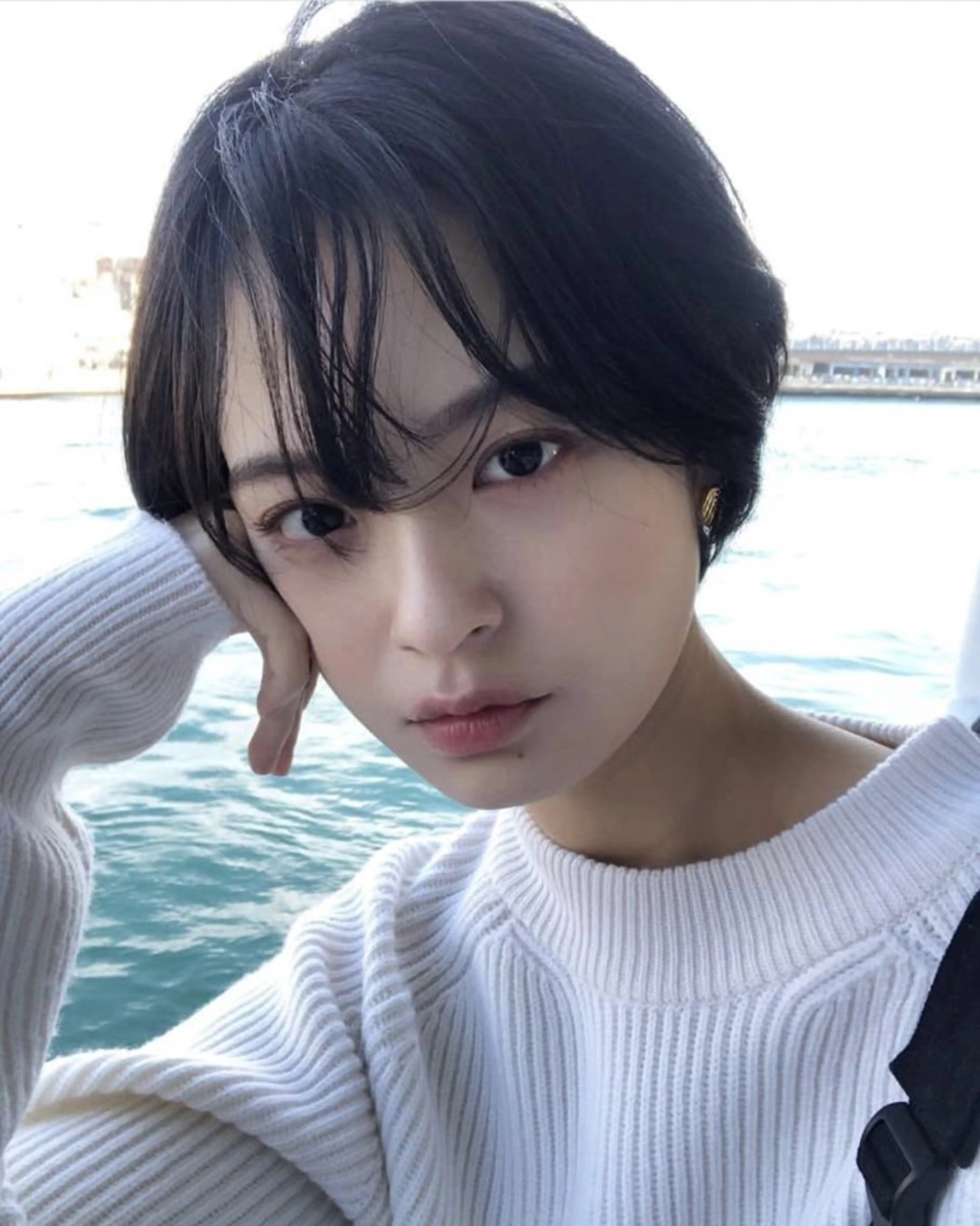 ショート 曲がる縮毛矯正 センターパートのヘアスタイル