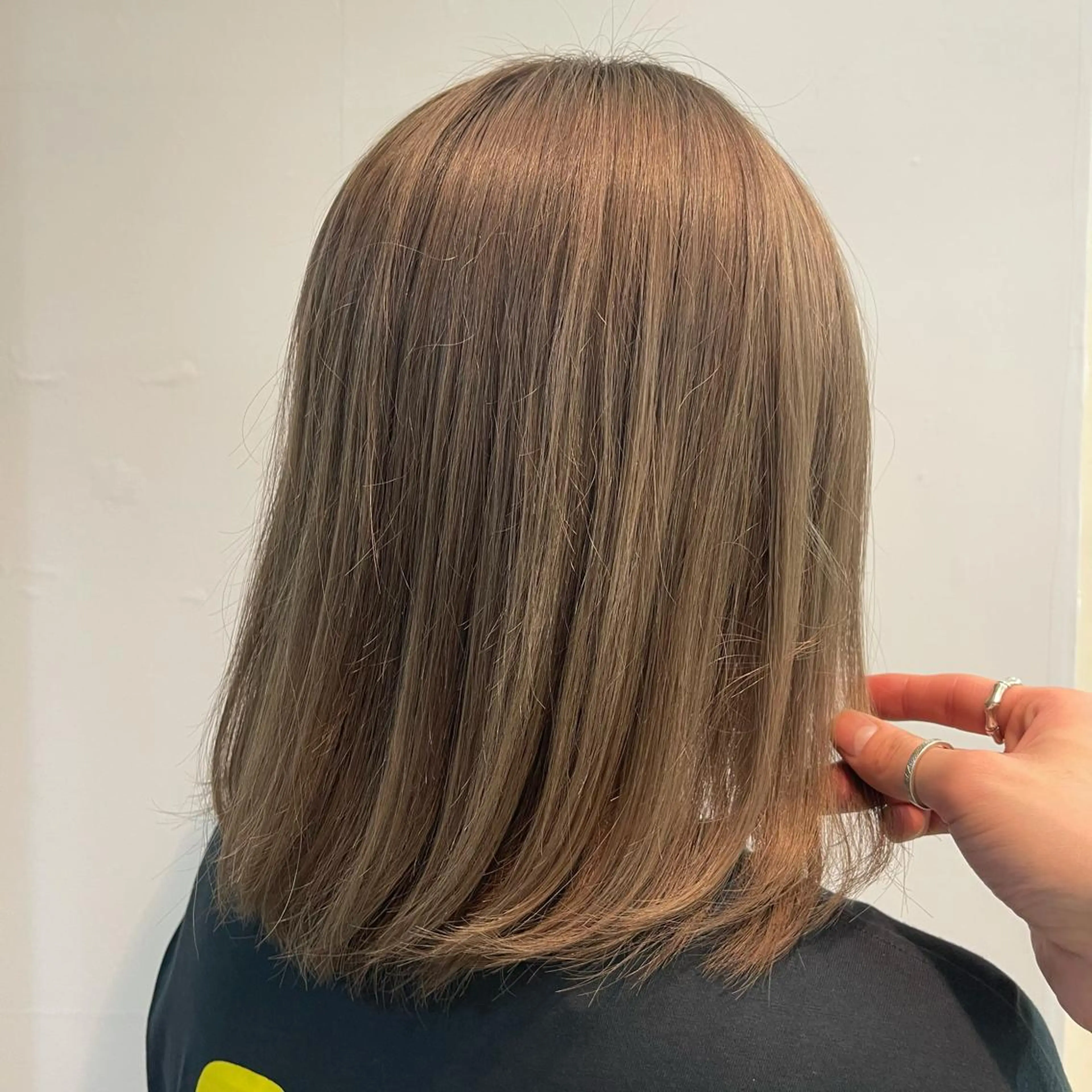 ミディアム アッシュ ハイライト レイヤーカット 齋藤 尋真のヘアスタイル