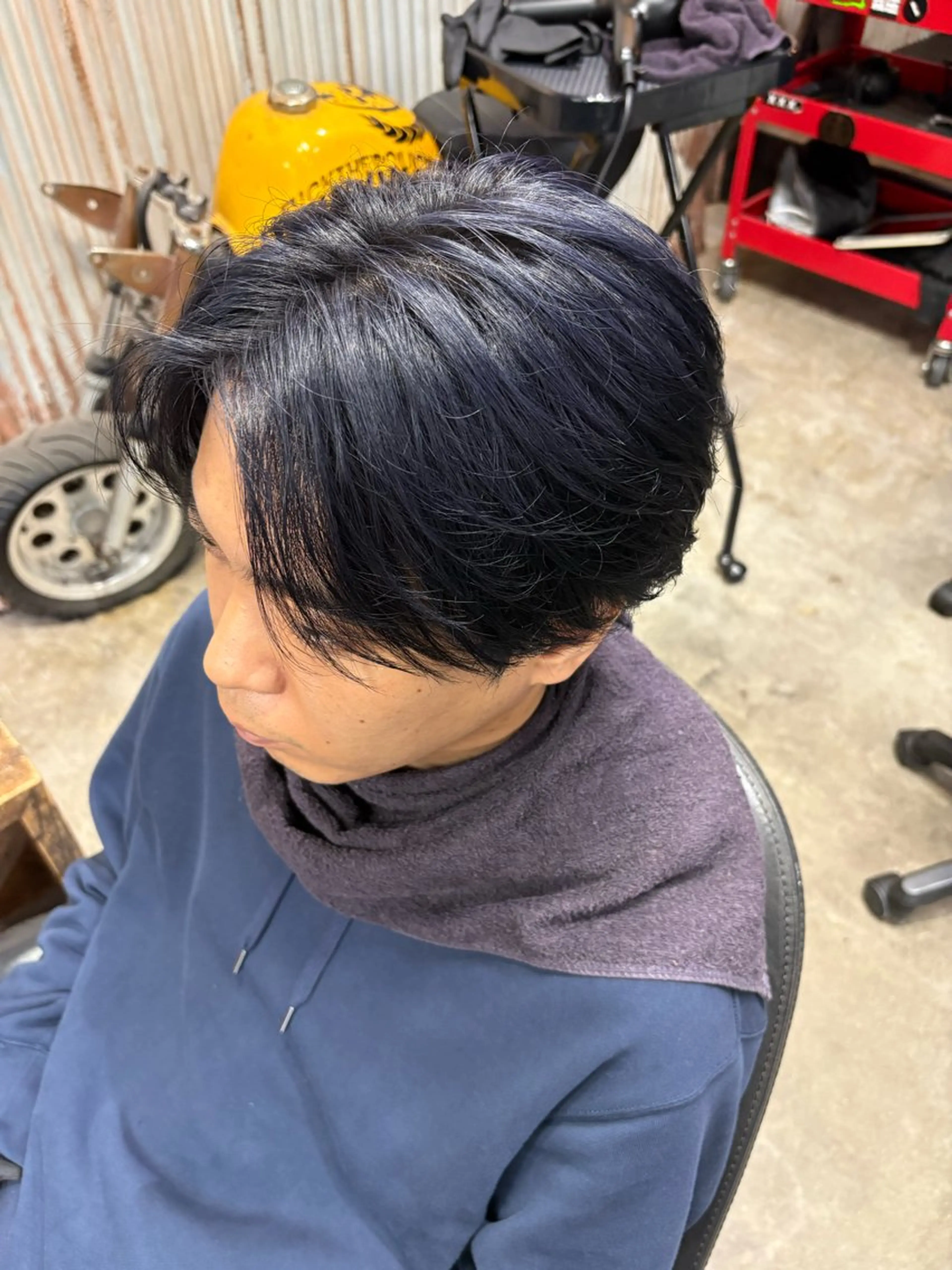 カラー メンズ メンズブリーチ 黒髪 ブリーチ ブルーカラー ブルーブラック 河野 遥人のヘアスタイル