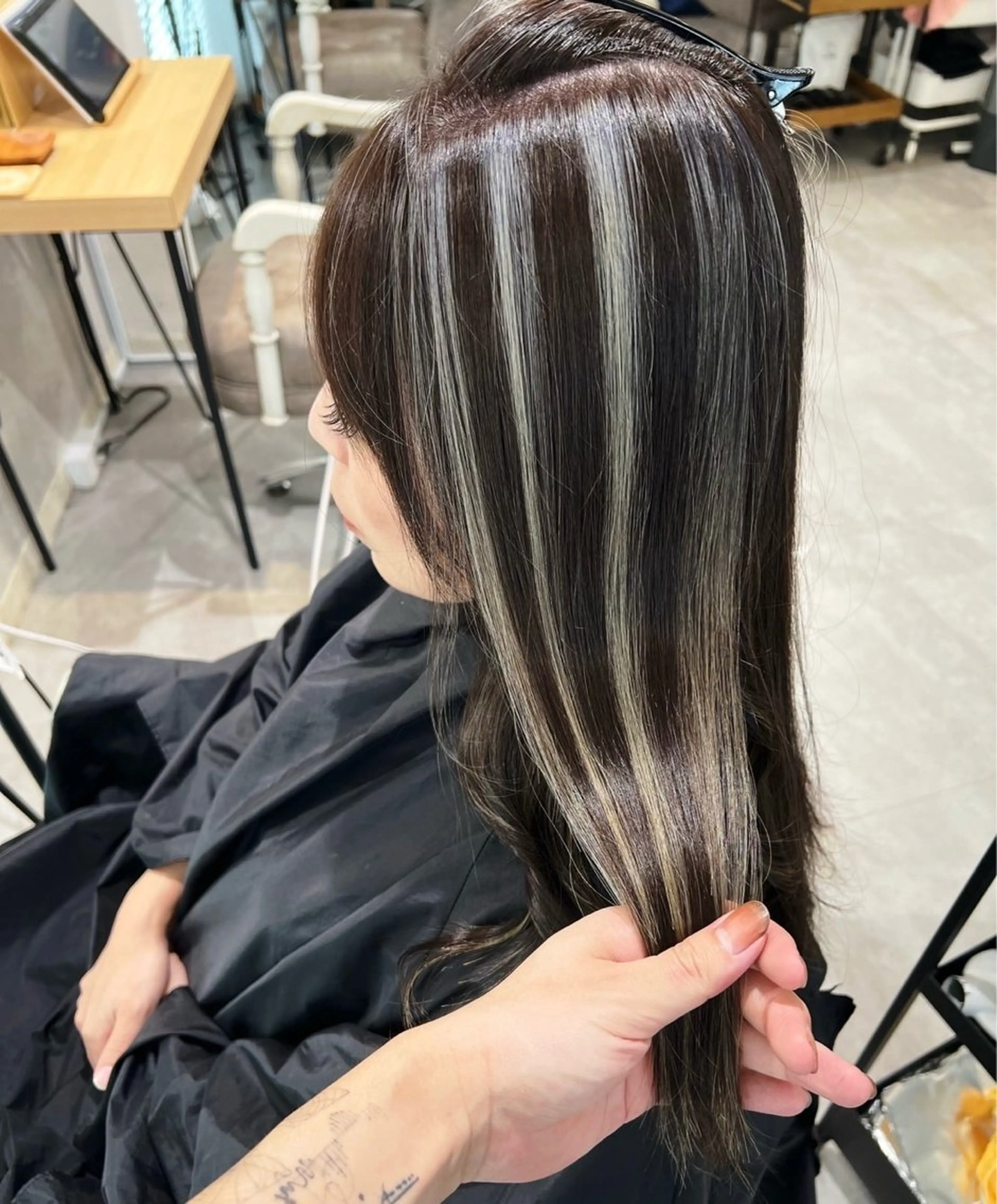 ロング カラー ダークグレー ダークグレージュ グレージュ ハイライトカラー ハイライト ヘアカラー トリートメント 指名数No.1 /NAOYAのヘアスタイル