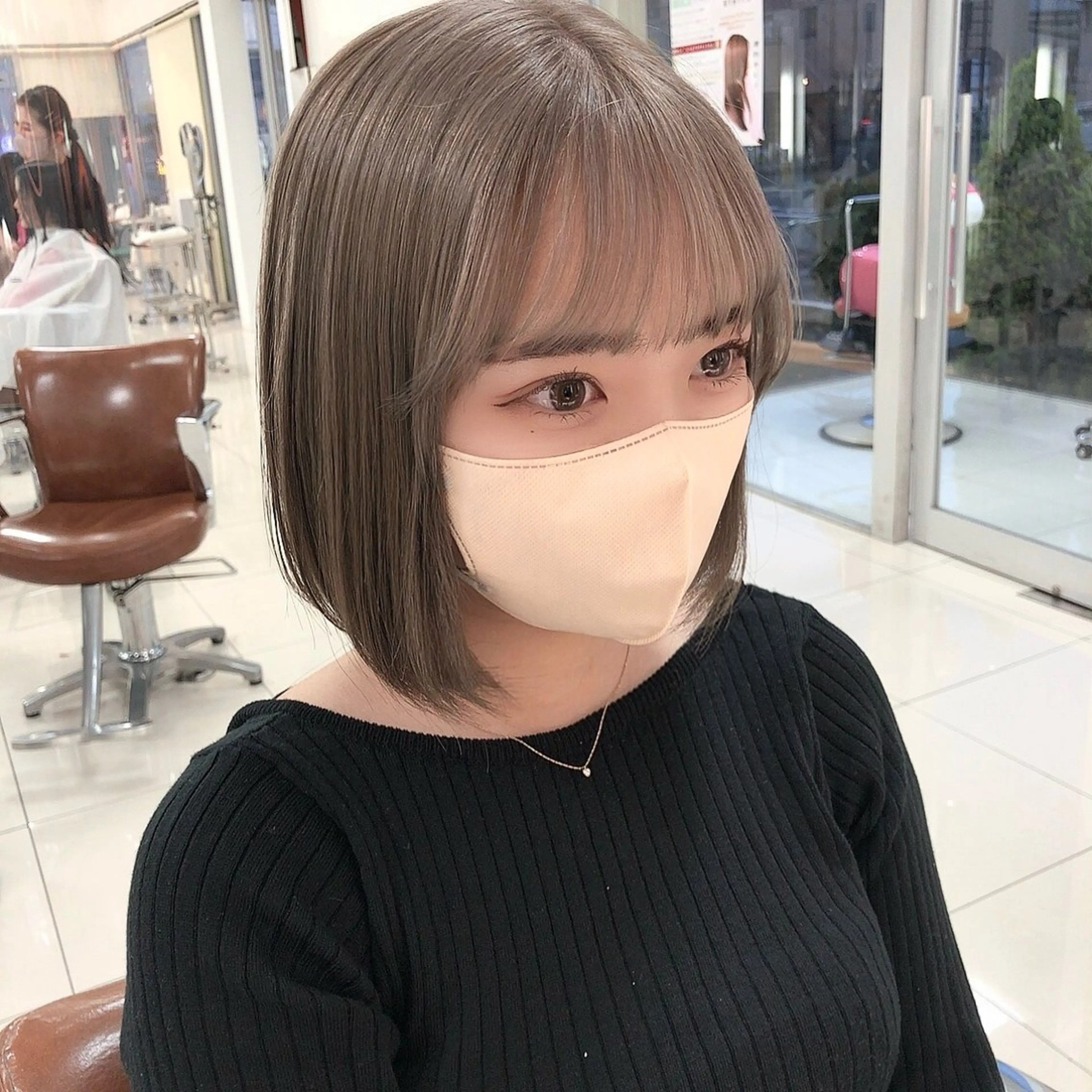 ミディアム 岩戸優奈 束感まつげ ピンク/ベージュのヘアスタイル