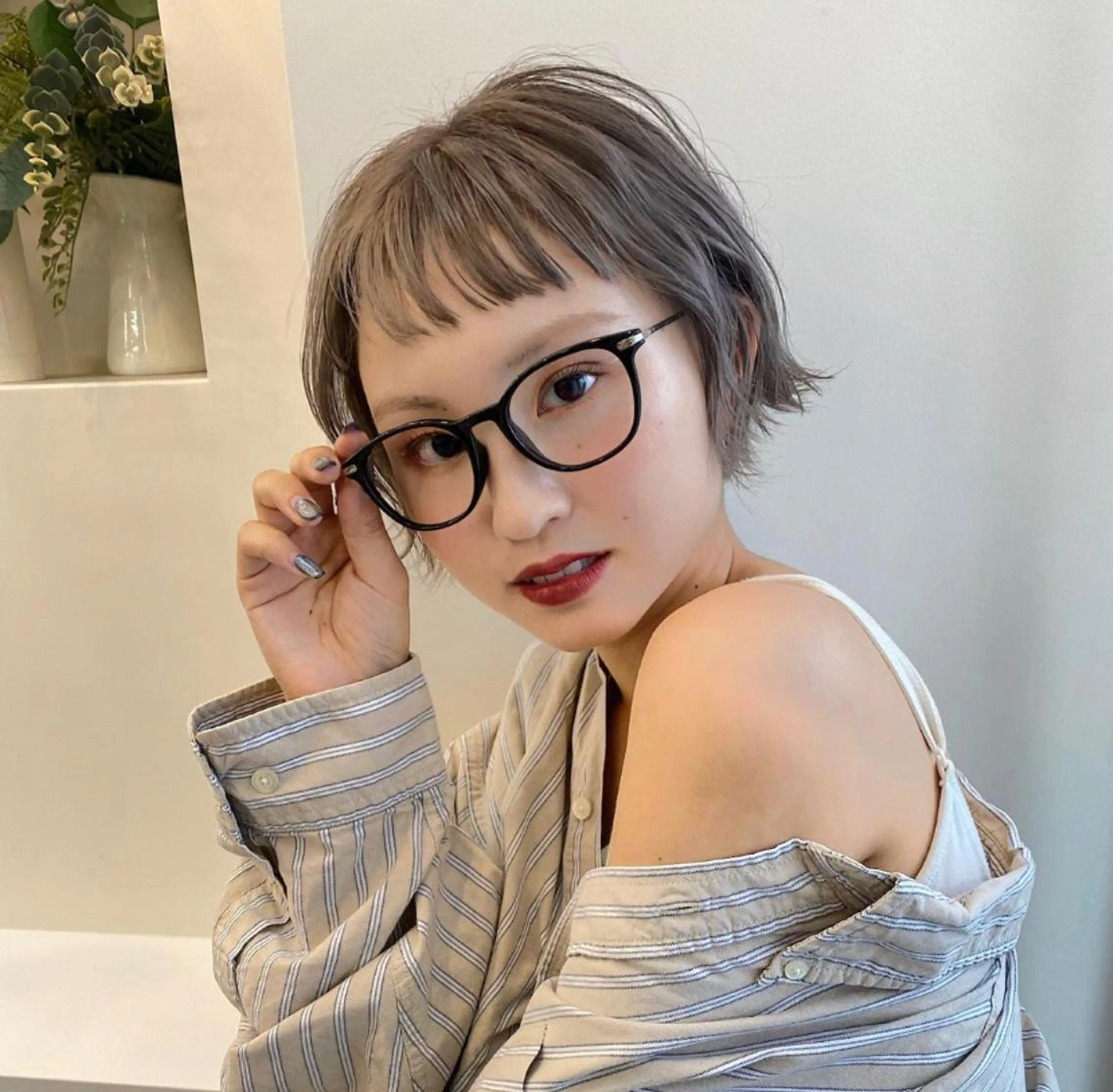 ショート カラー レイヤー/ボブ/透明 感カラー/佐藤奈由のヘアスタイル