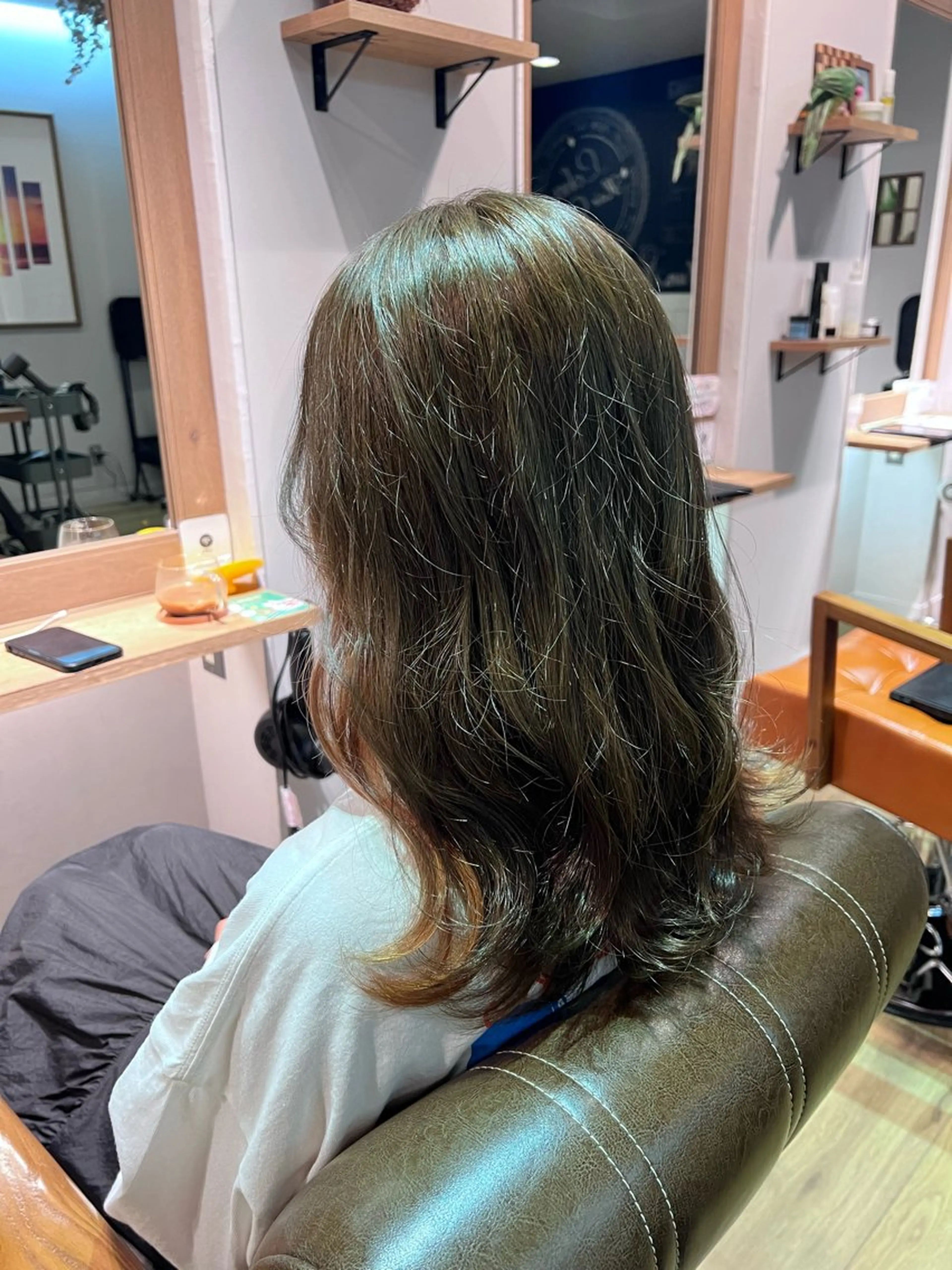 ロング カラー グレージュ オリーブグレージュ オリーブグレー ヘアカラー トリートメント ツキダテ ユイのヘアスタイル