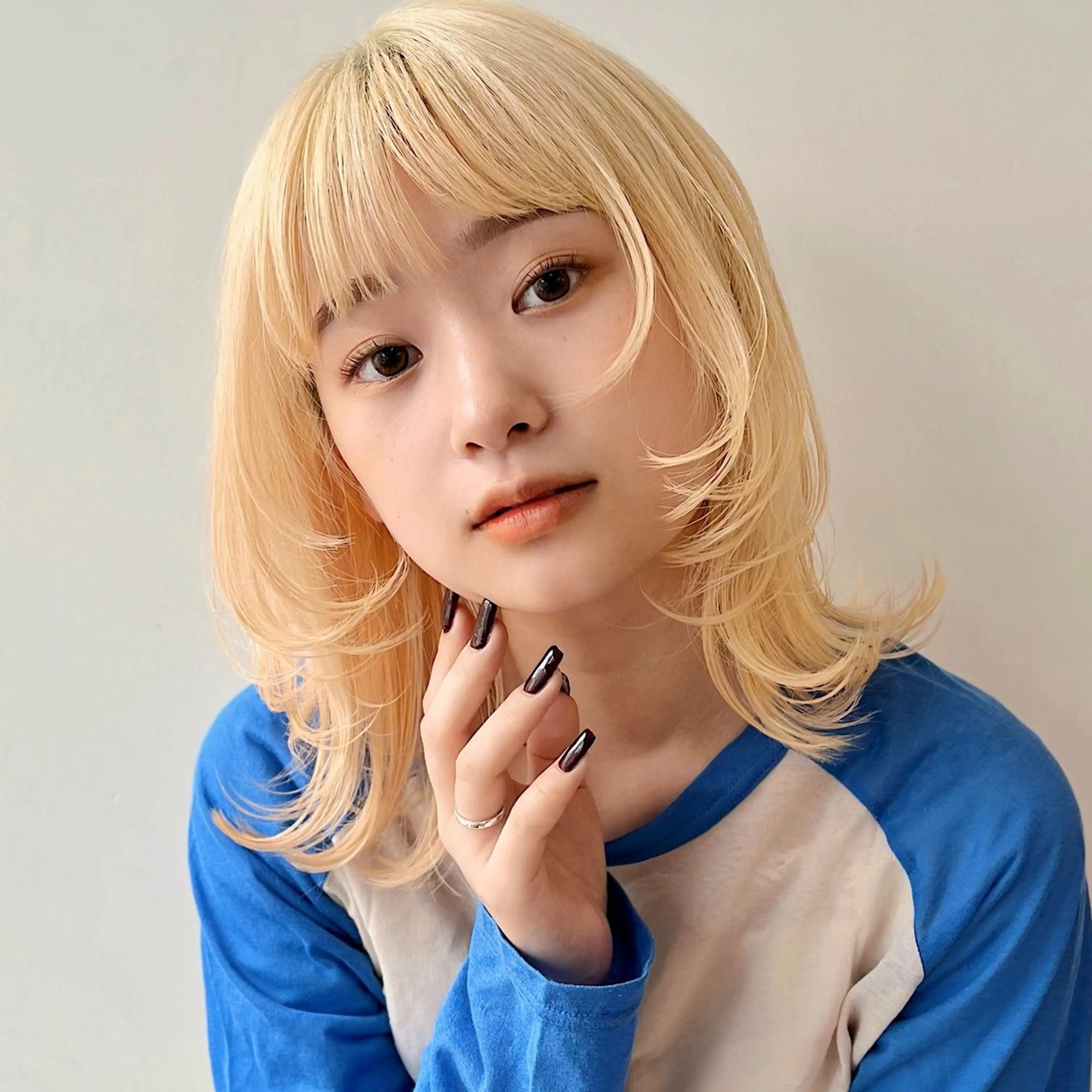 ミディアム カラー ハイトーンカラー ウルフカット あやめ【顔まわり/レ イヤー/柔らかカラ】のヘアスタイル