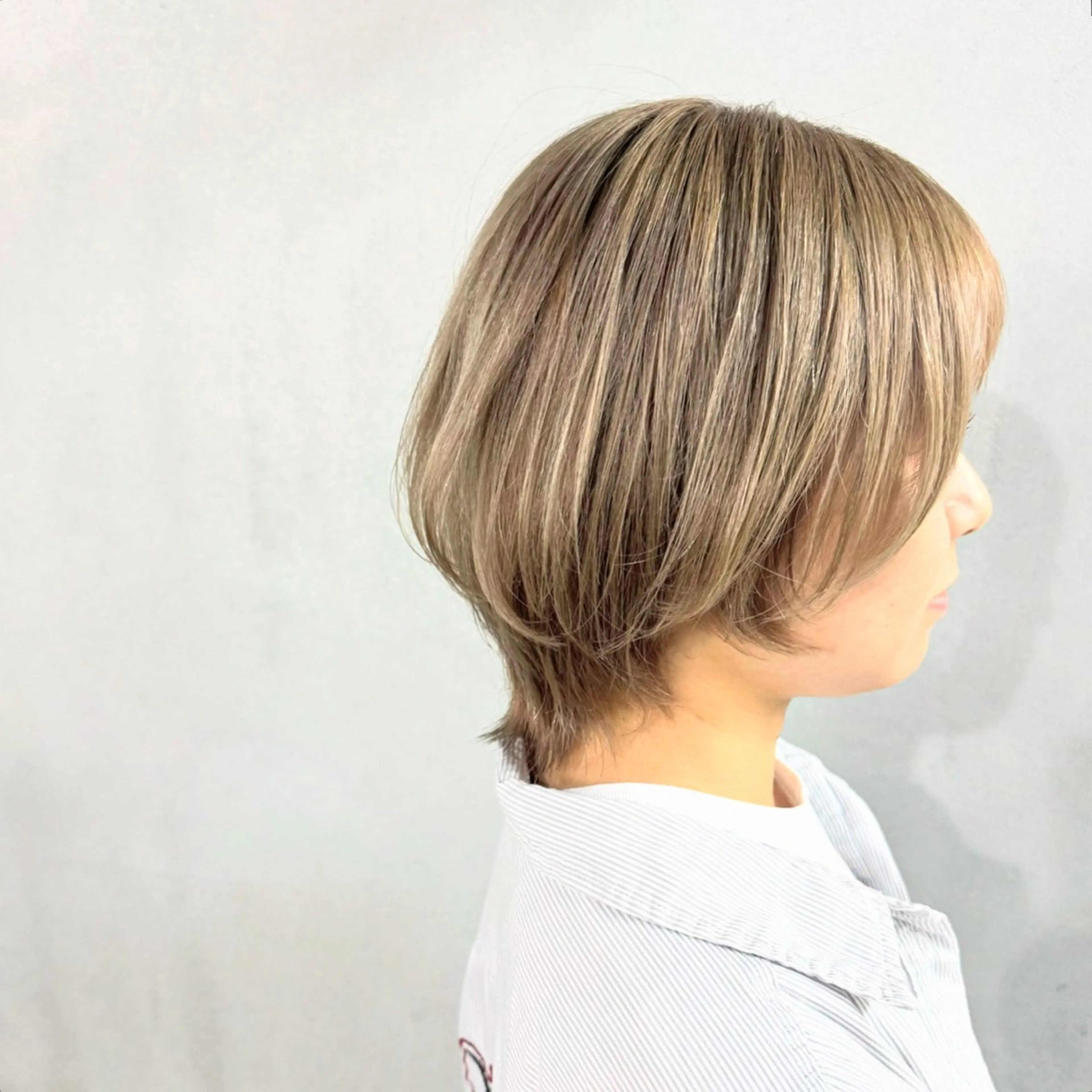 ショート カラー ヘアアレンジ ベージュカラー ミルクティーベージュ ウルフカット カット ヘアカラー トリートメント #tag 佐藤璃美のヘアスタイル