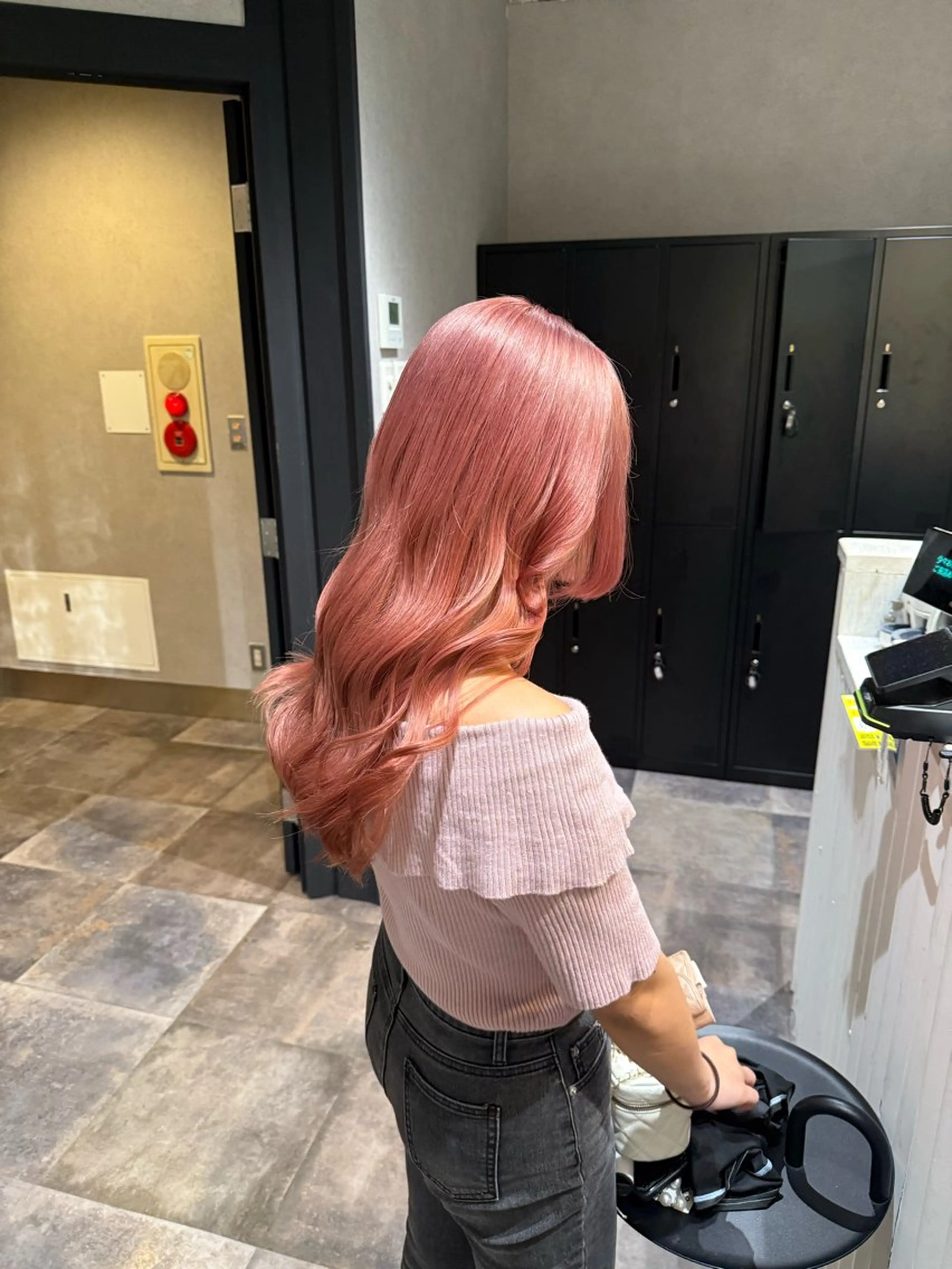 ロング カラー ベージュカラー ピンクカラー ピンクベージュ カット ヘアカラー トリートメント ブリーチカラー/ ベージュ/SARAのヘアスタイル