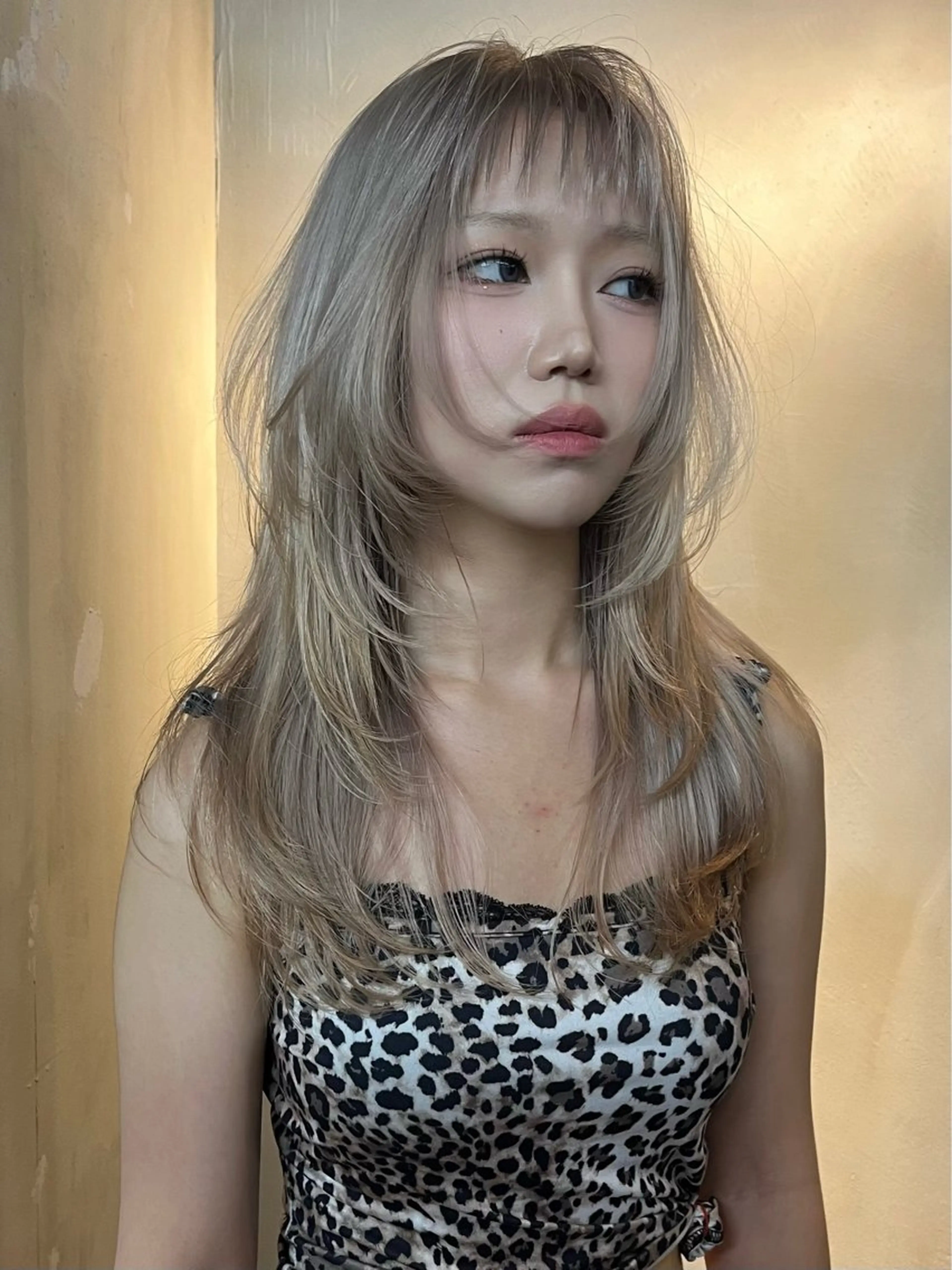 セミロング カラー イツク ⚡️ ルーツ/ハイトーンのヘアスタイル