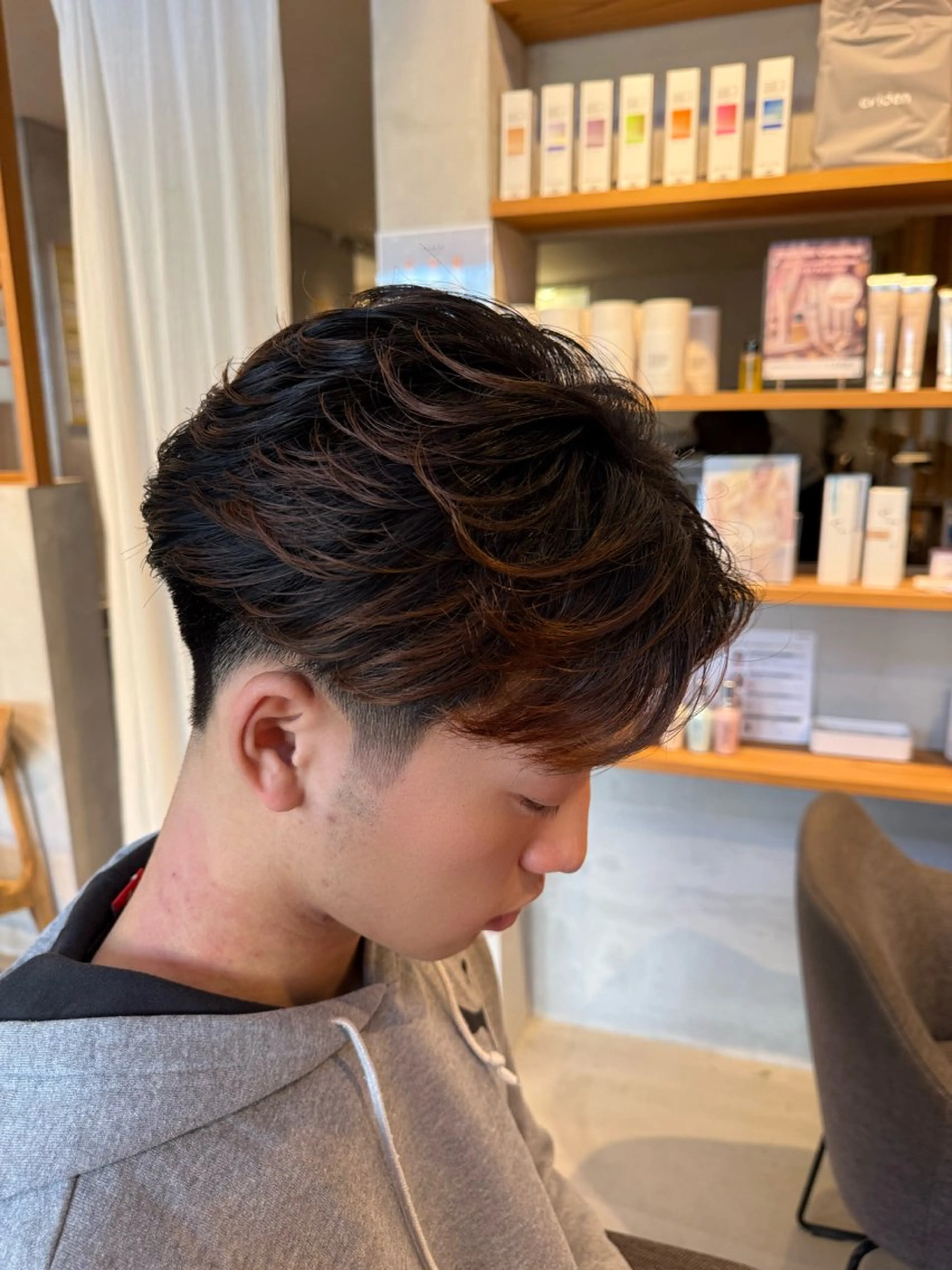 ショート パーマ メンズ センターパート フェードカット フェザーパーマ マッシュ メンズパーマ カット パーマ men's quru.所属・🔥KOSEI🔥 波巻き/ツイスパのヘアスタイル