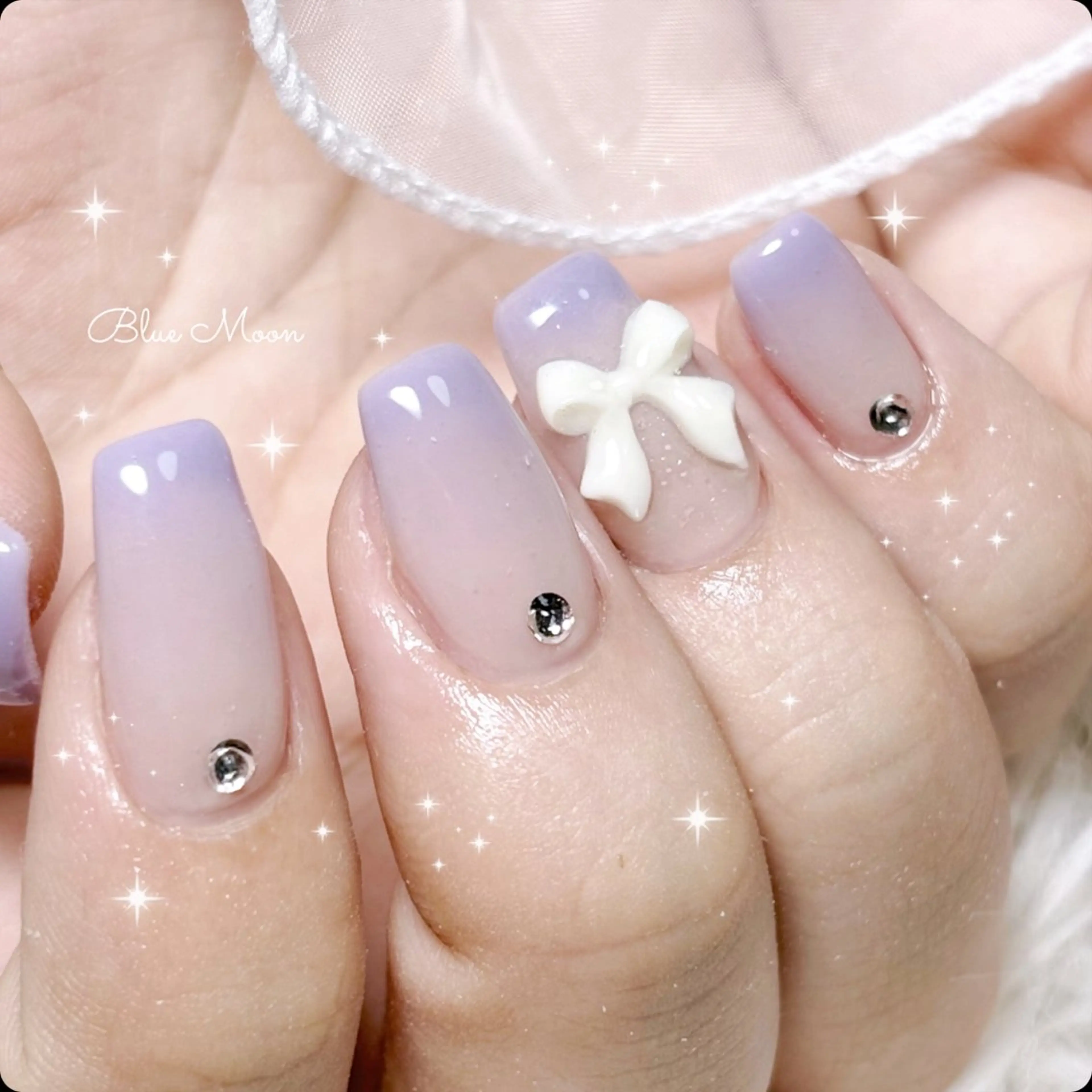 ネイル リボン ストーンネイル ハンドネイル ハンドケア nail salon Blue Moonのネイルデザイン