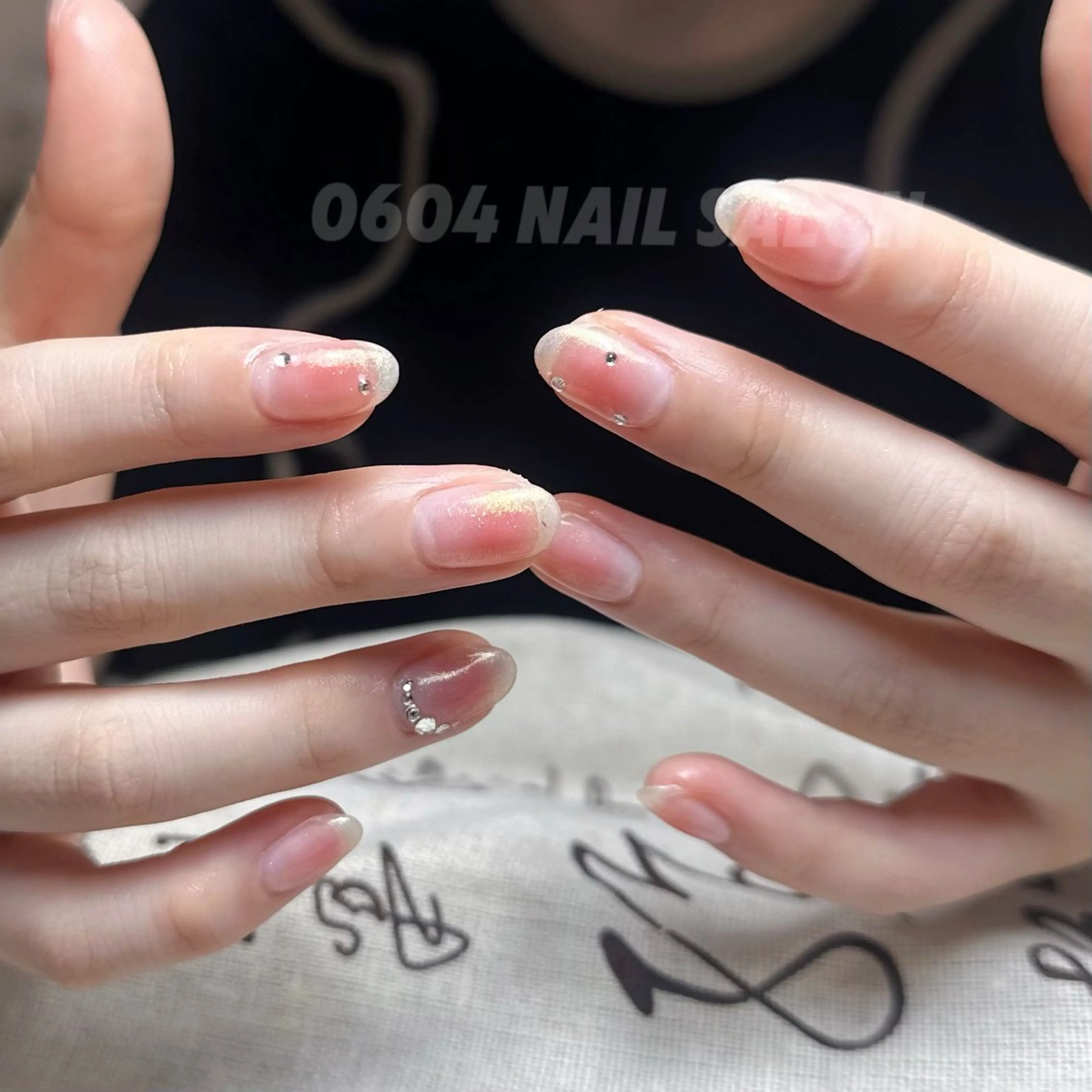 ネイル チークネイル ラメ(グリッター) ワンカラーネイル ishiro 🍂のネイルデザイン