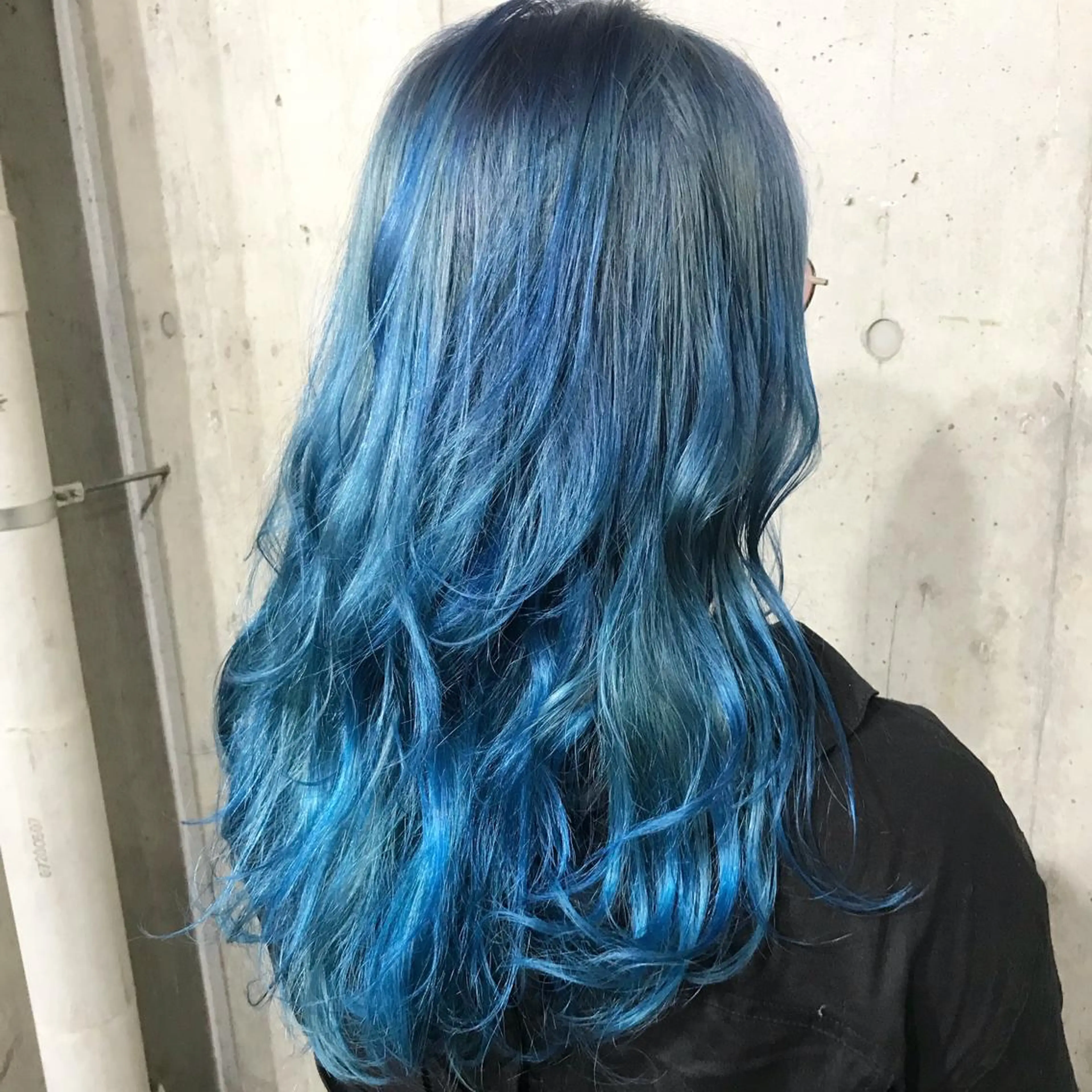 ミディアム カラー パーマ ヘアアレンジ メンズ キッズ ネイル マツエク・マツパ メンズハイライト ブルーカラー ハイライトカラー ハイライト ブルー サロンドミルク 原宿のヘアスタイル