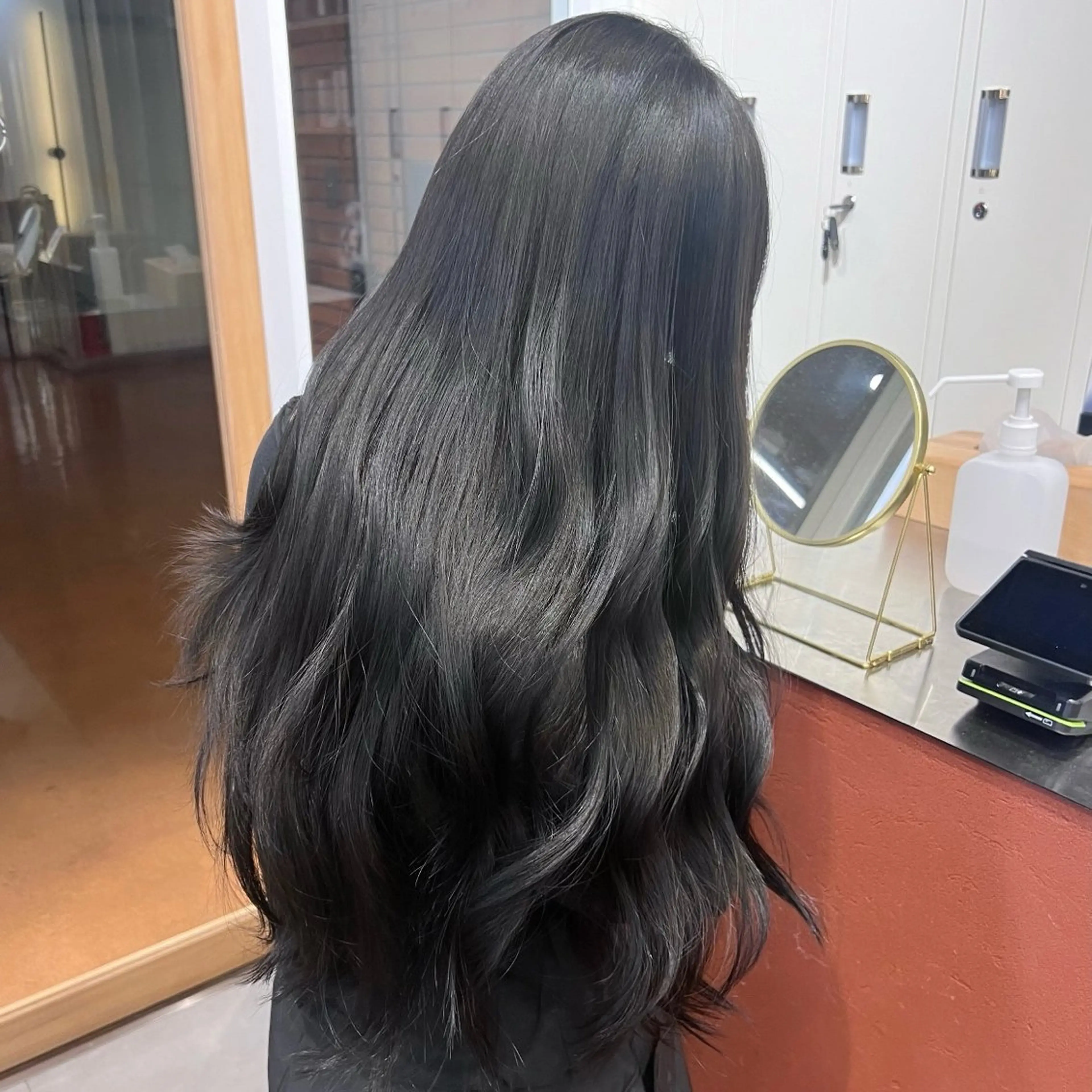 セミロング カラー パーマ ベージュカラー 黒髪 ブルーカラー ブルーブラック ブラウンカラー カット 縮毛矯正 トリートメント akira｜ 透明感ベージュ｜梅田のヘアスタイル