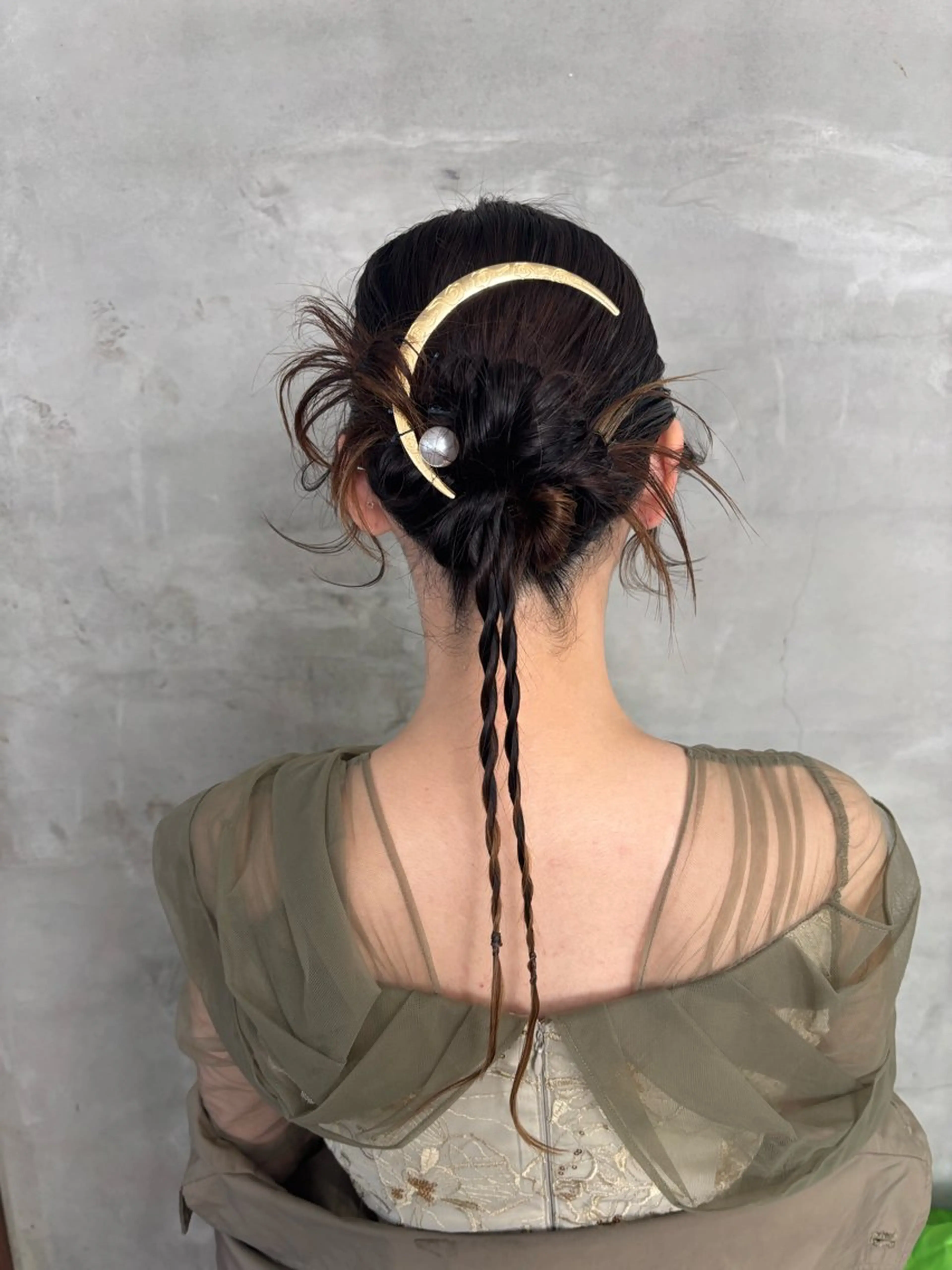 ヘアアレンジ 結婚式・ブライダル 三つ編み おくれ毛 ✨透明感艶カラー ✨💍Yuri💍のヘアスタイル