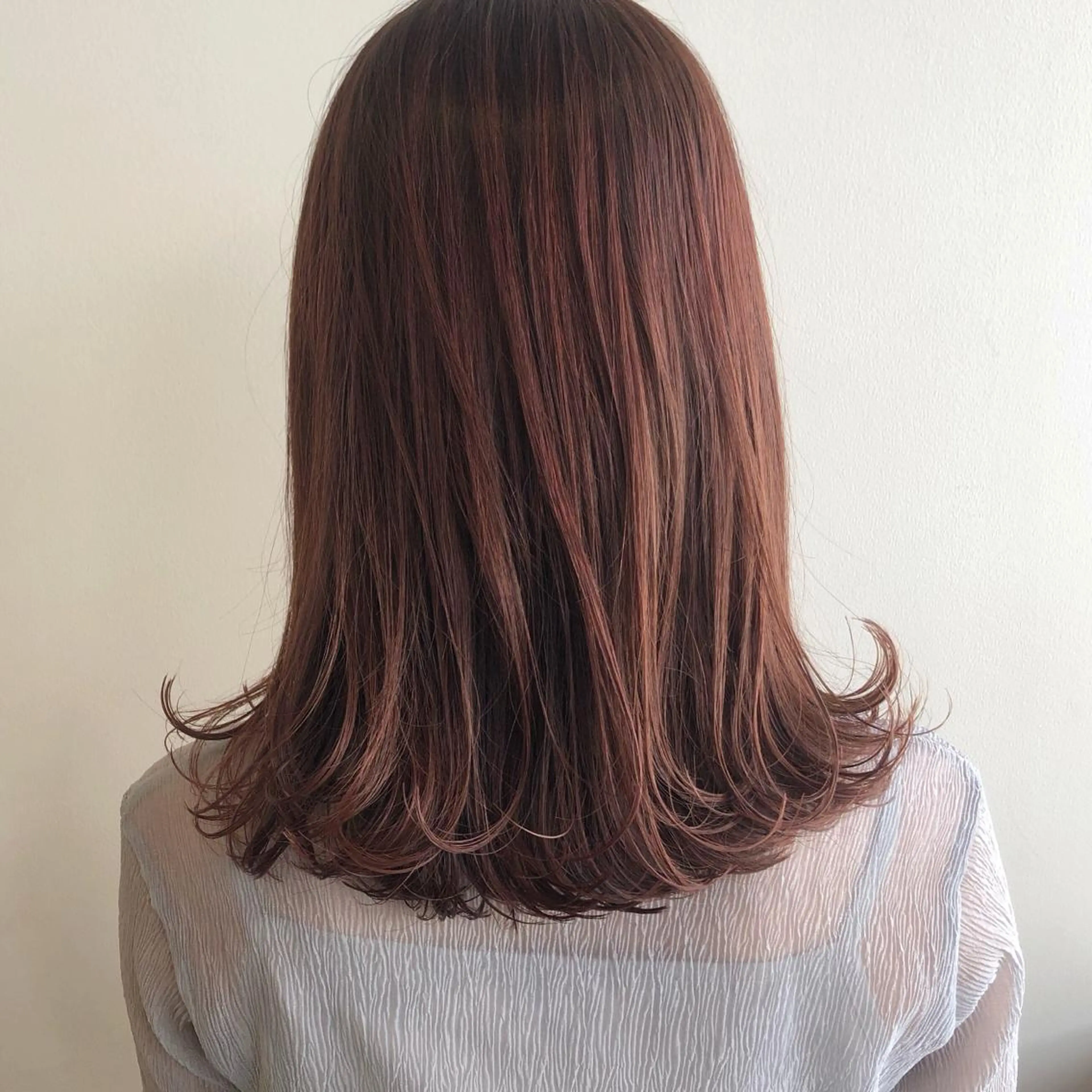 ミディアム カラー カット ヘアカラー トリートメント MIOベージュカラー 柔らかいカラーのヘアスタイル